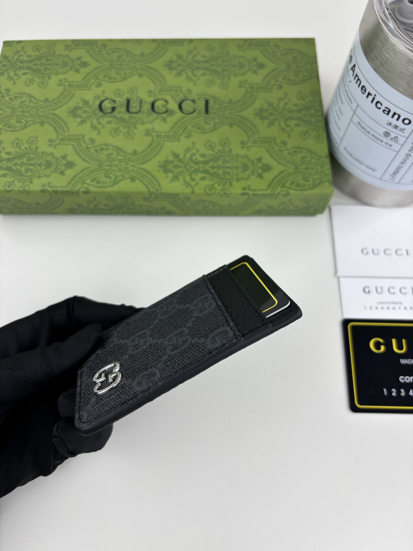 GUCUl新系列呈现纤薄且小巧的皮具作品，焕新融蕴多种色彩，GG标识点缀充满对比美感的双色调设计。这款磁扣卡片夹以黑色和