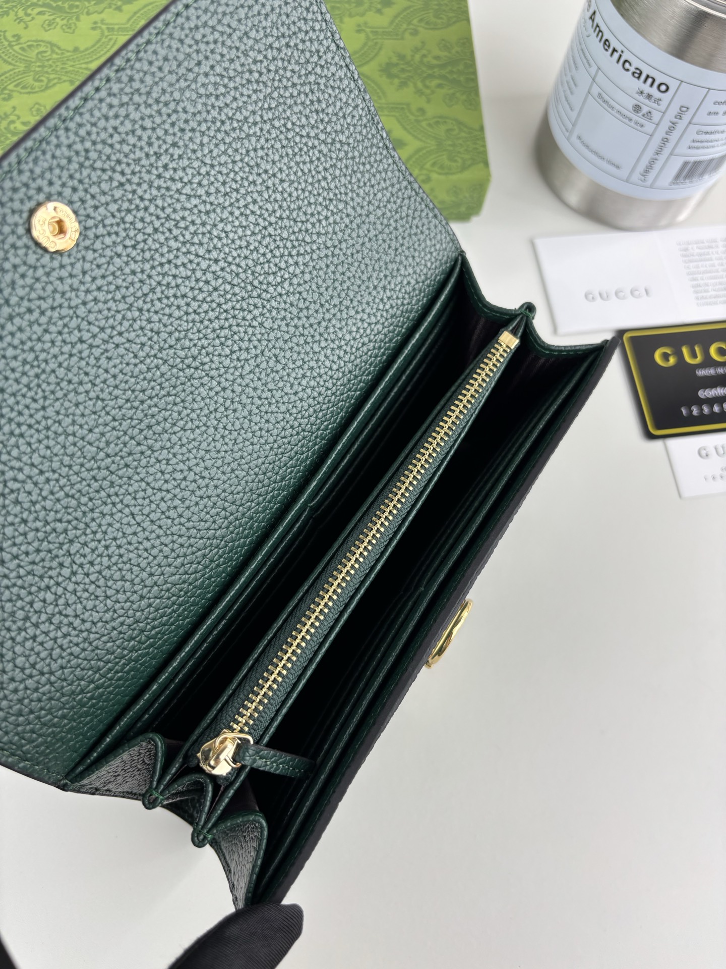 GUCCl 延续品牌深厚传承，深化与马术本源的联结。半马衔扣图案化身为开合细节，为多款小皮件增色添彩。这款长夹以绿色粒面