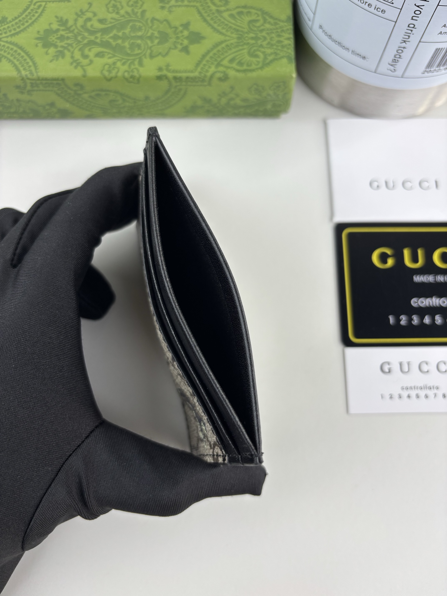 GUCCl 新款男士小卡包！专柜同步，黑色皮革，搭配PVC面料 丝印最新小花虎标志 油边做工精细 ，简单大方，时尚霸气，