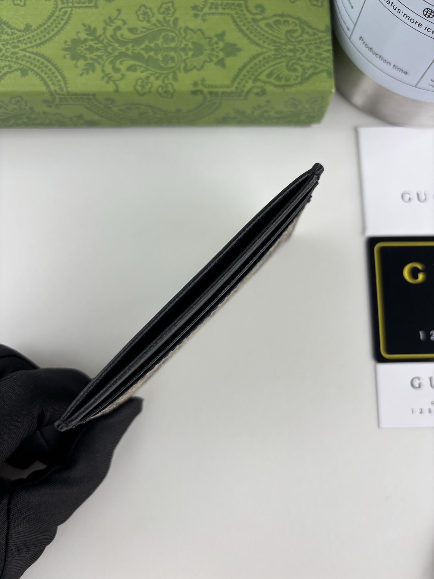 GUCCl 新款男士小卡包！专柜同步，黑色皮革，搭配PVC面料 丝印最新小花虎标志 油边做工精细 ，简单大方，时尚霸气，