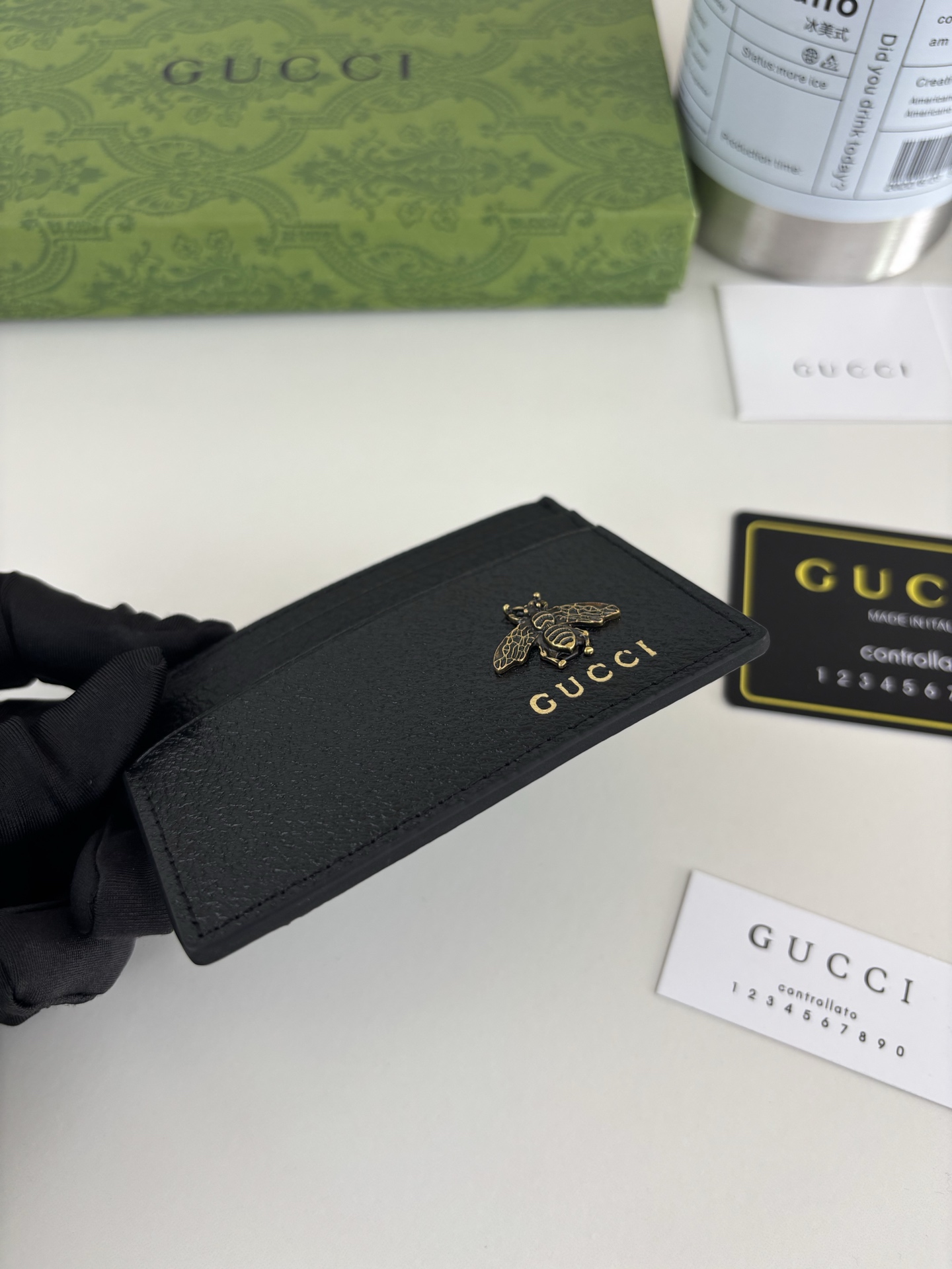 GUCCl 专柜最新版animalier小卡包 配以进口古铜蜜蜂标志，猪纹牛皮 ，完美到极致 ，时尚大方，型男必备 款号