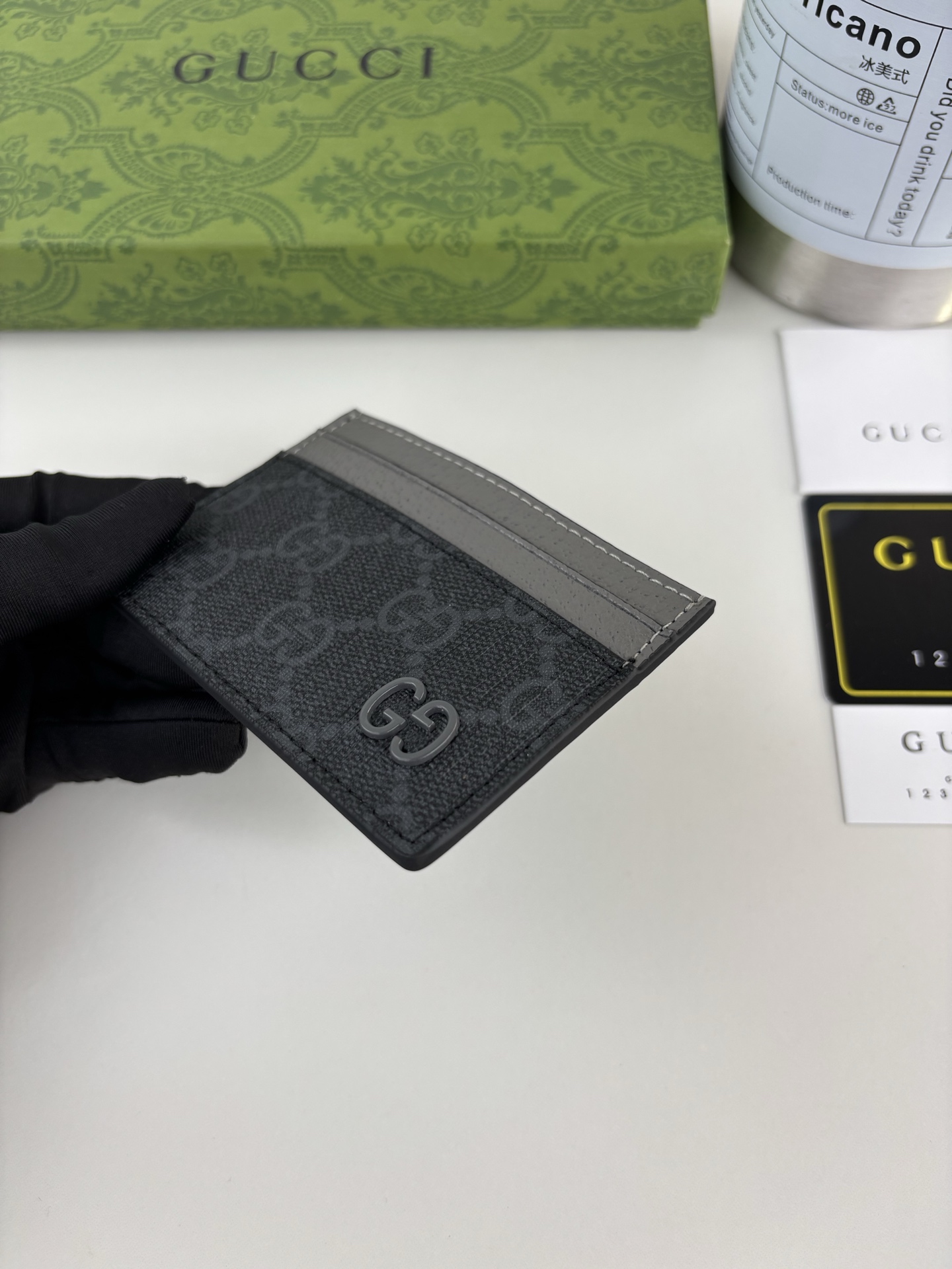 GUCCl 这款卡片夹采用黑色GG Supreme帆布精制而成，品牌典藏细节尽展高雅韵致。采用小巧GG配件细节，为整体设
