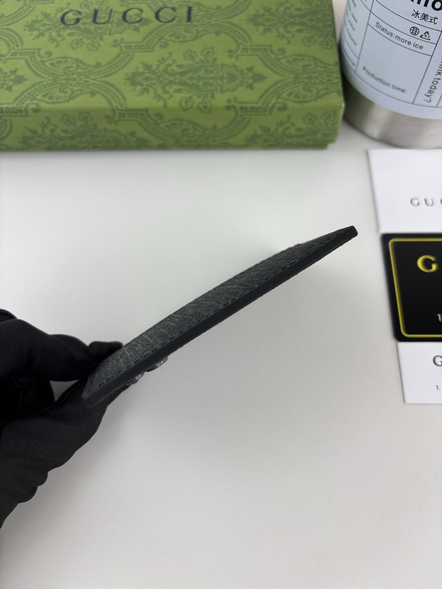 GUCCl 这款卡片夹采用黑色GG Supreme帆布精制而成，品牌典藏细节尽展高雅韵致。采用小巧GG配件细节，为整体设