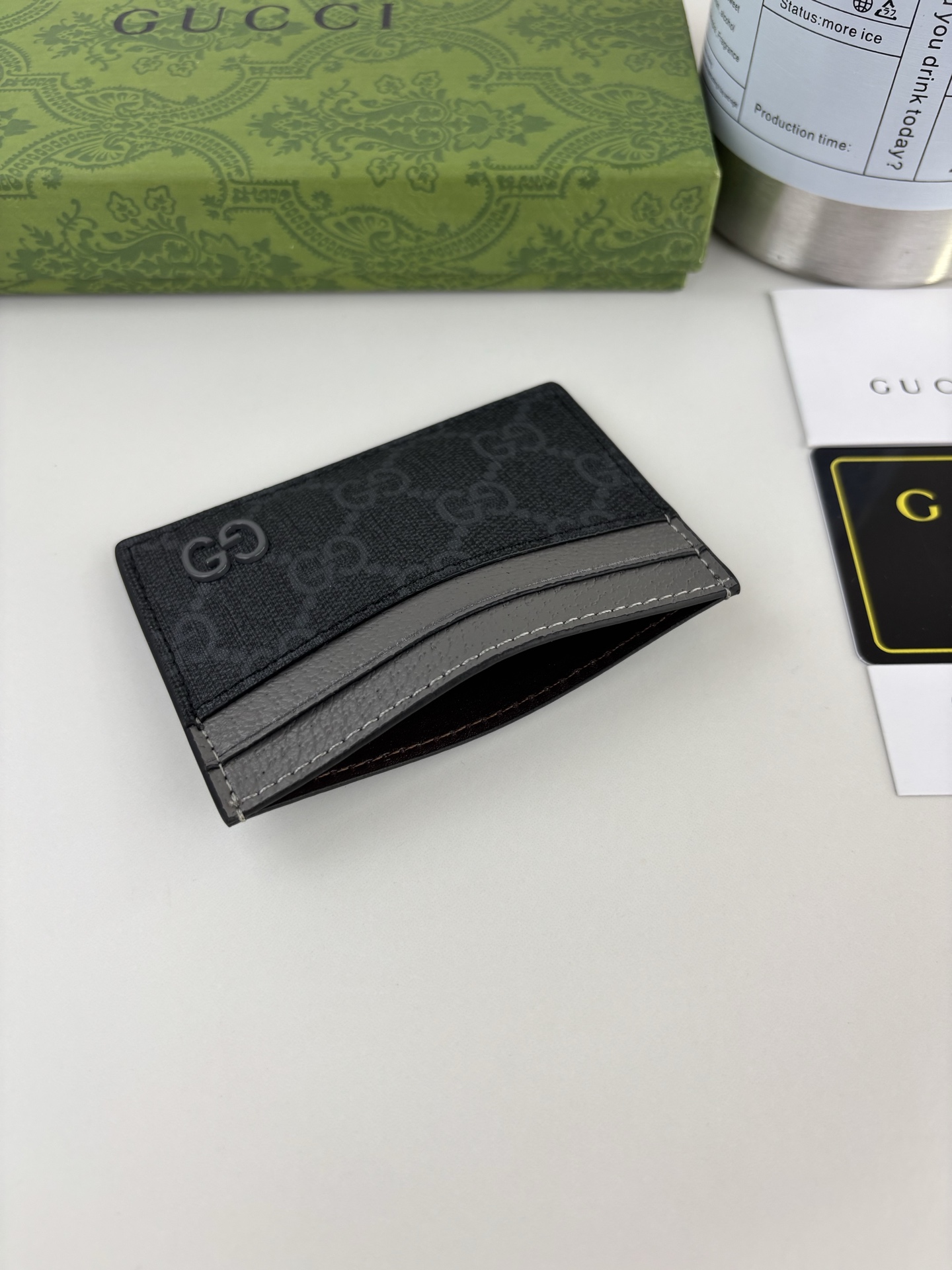 GUCCl 这款卡片夹采用黑色GG Supreme帆布精制而成，品牌典藏细节尽展高雅韵致。采用小巧GG配件细节，为整体设