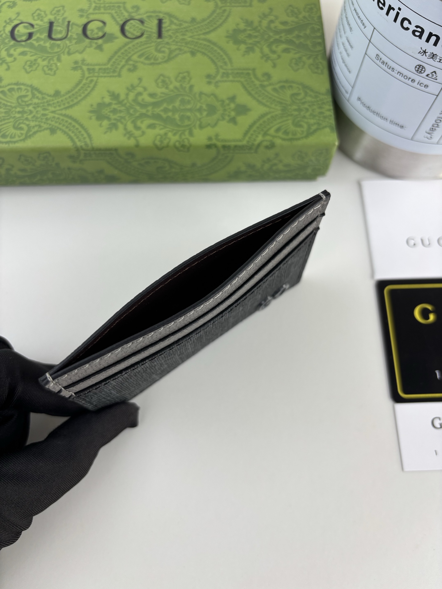 GUCCl 这款卡片夹采用黑色GG Supreme帆布精制而成，品牌典藏细节尽展高雅韵致。采用小巧GG配件细节，为整体设