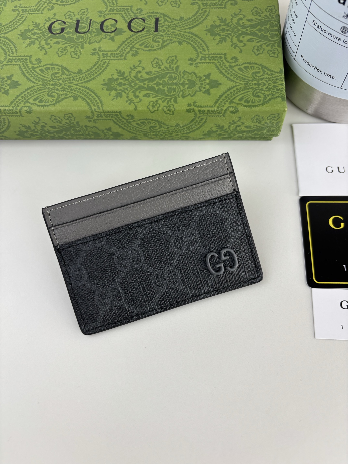 GUCCl 这款卡片夹采用黑色GG Supreme帆布精制而成，品牌典藏细节尽展高雅韵致。采用小巧GG配件细节，为整体设