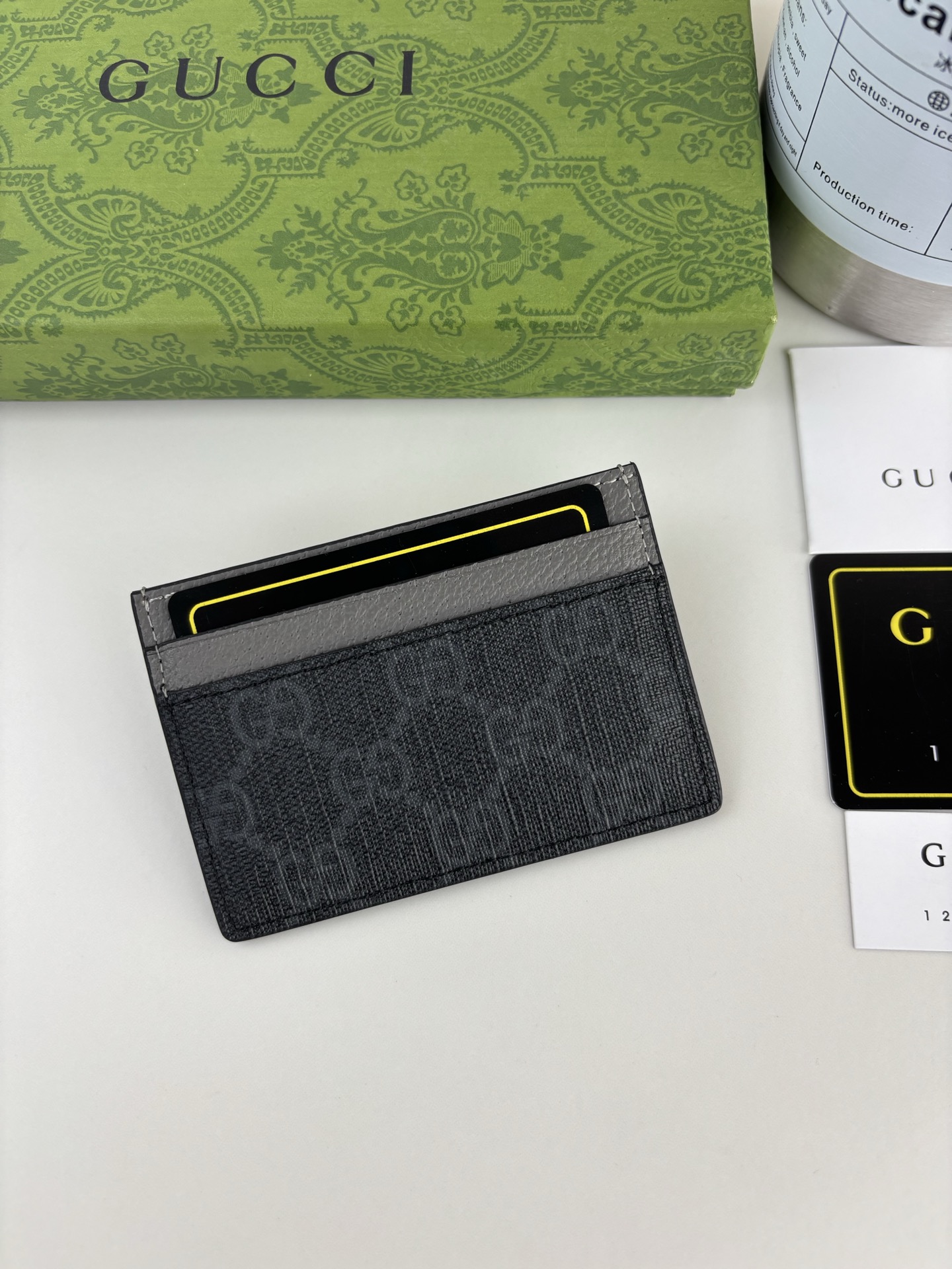 GUCCl 这款卡片夹采用黑色GG Supreme帆布精制而成，品牌典藏细节尽展高雅韵致。采用小巧GG配件细节，为整体设