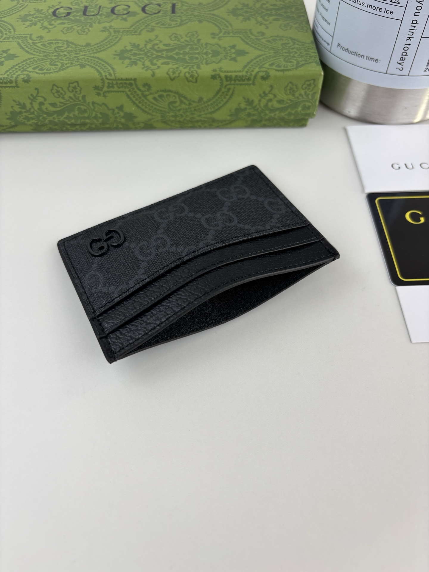GUCCl 这款卡片夹采用黑色GG Supreme帆布精制而成，品牌典藏细节尽展高雅韵致。采用小巧GG配件细节，为整体设