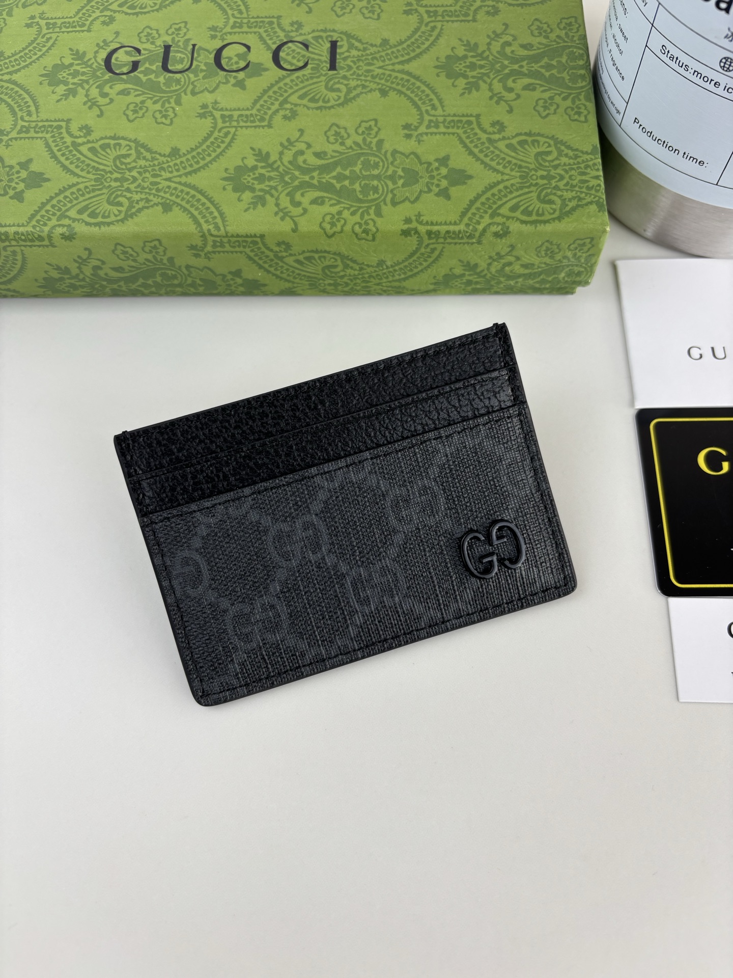 GUCCl 这款卡片夹采用黑色GG Supreme帆布精制而成，品牌典藏细节尽展高雅韵致。采用小巧GG配件细节，为整体设