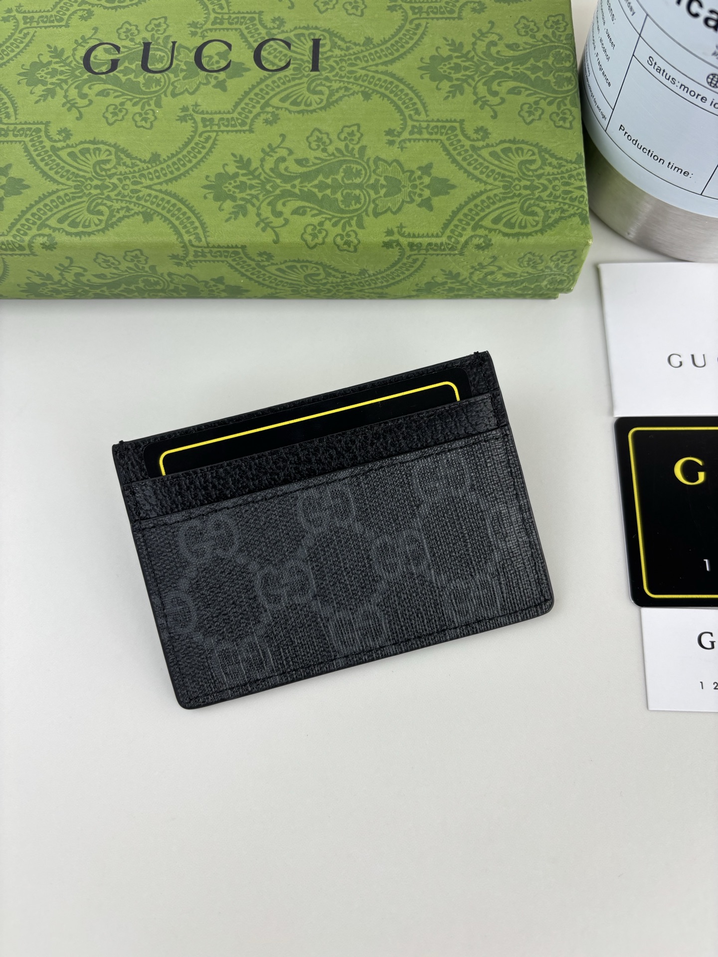 GUCCl 这款卡片夹采用黑色GG Supreme帆布精制而成，品牌典藏细节尽展高雅韵致。采用小巧GG配件细节，为整体设