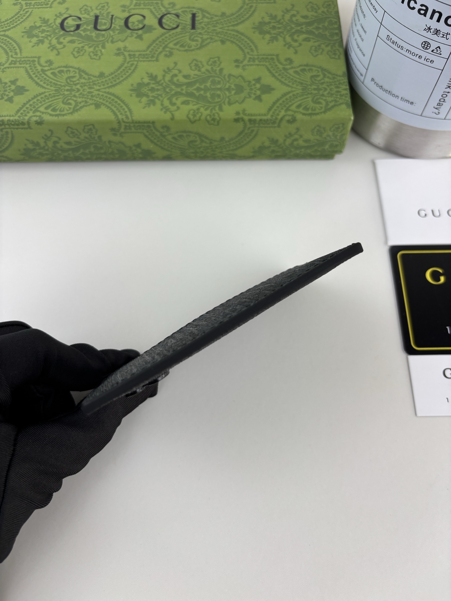 GUCCl 这款卡片夹采用黑色GG Supreme帆布精制而成，品牌典藏细节尽展高雅韵致。采用小巧GG配件细节，为整体设