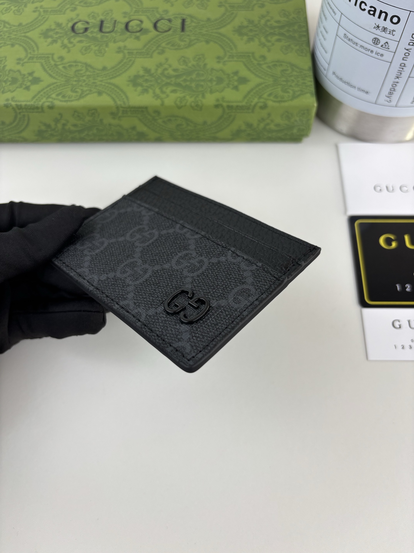 GUCCl 这款卡片夹采用黑色GG Supreme帆布精制而成，品牌典藏细节尽展高雅韵致。采用小巧GG配件细节，为整体设