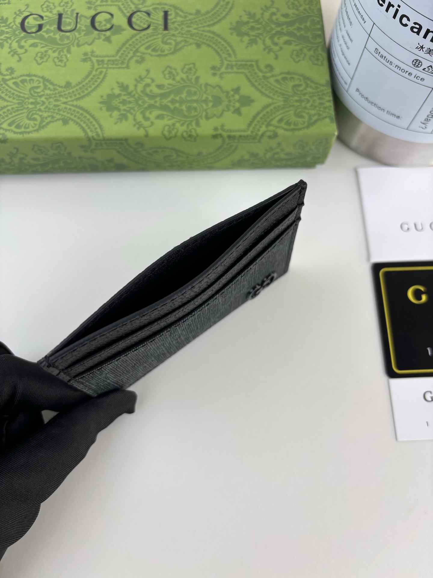 GUCCl 这款卡片夹采用黑色GG Supreme帆布精制而成，品牌典藏细节尽展高雅韵致。采用小巧GG配件细节，为整体设