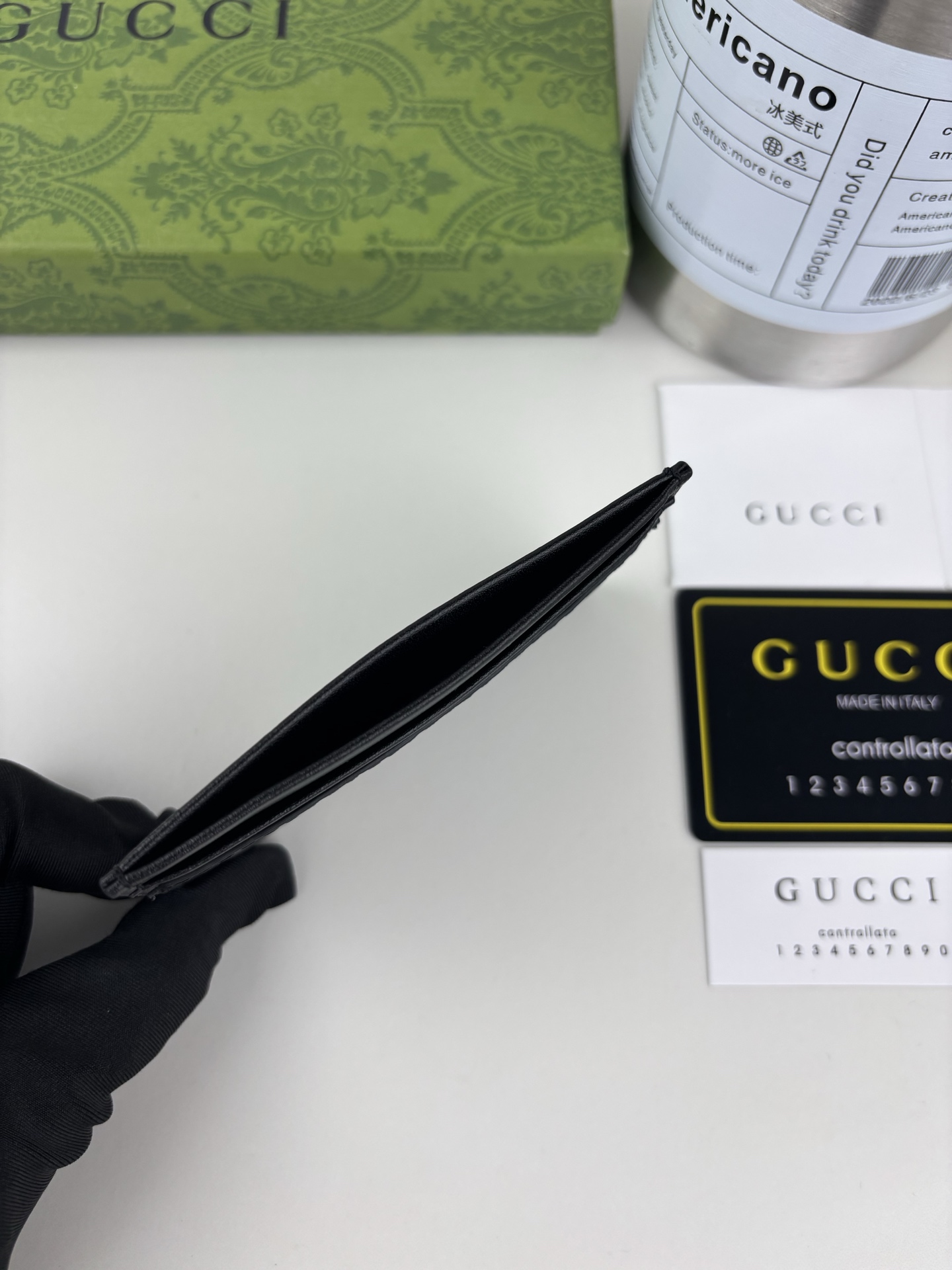 GUCCl 新款男士小卡包，实物实拍！原版牛皮～采用热压精致印花，触感厚实，时尚大方，低调奢华。 款号:   尺寸:  