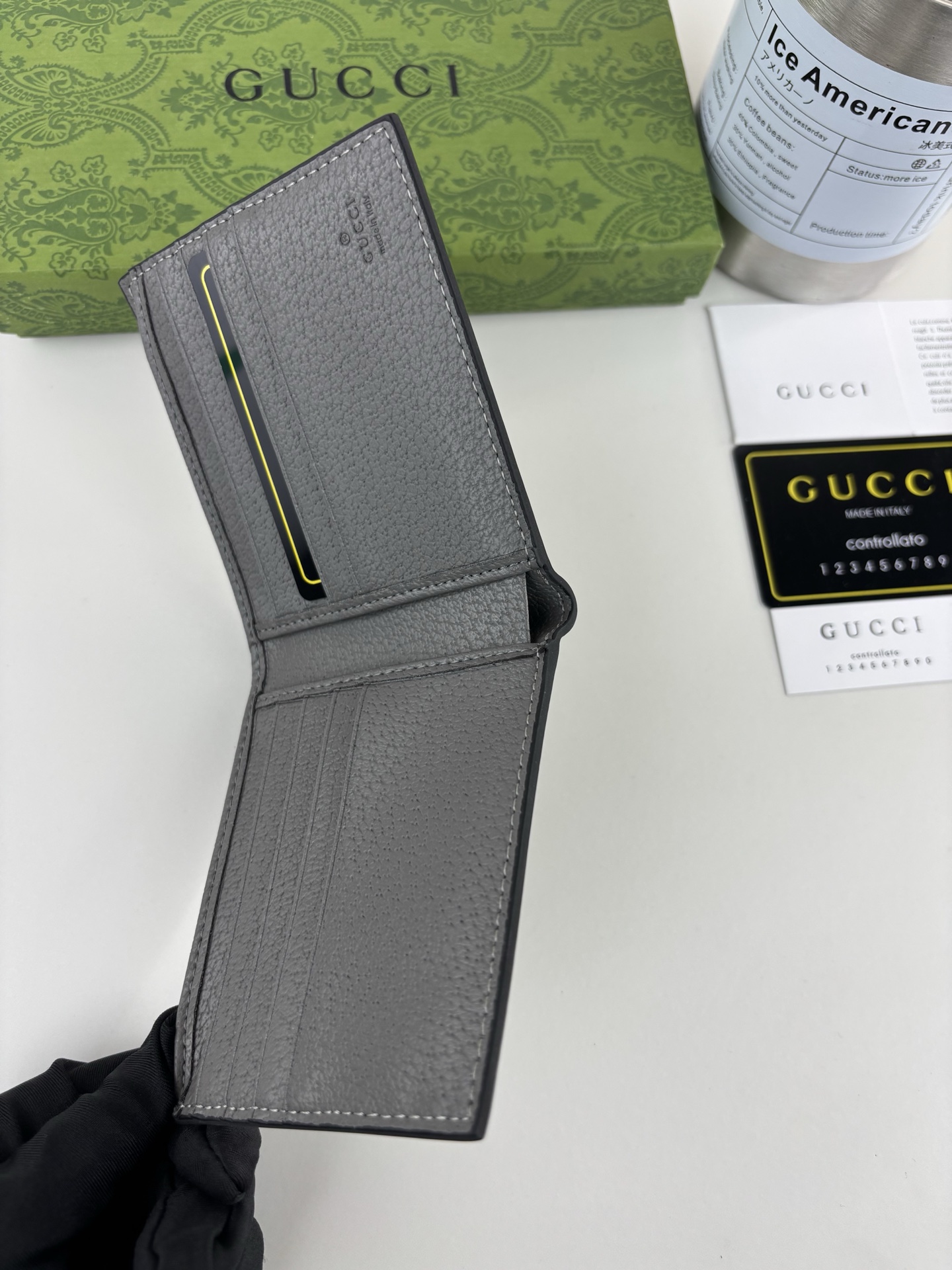 GUCCl 钱包，新推系列纤薄且小巧的小皮件焕新融蕴多种绚丽色彩，以充满对比美感的双色调设计令点缀于包身的GG标识风采尽