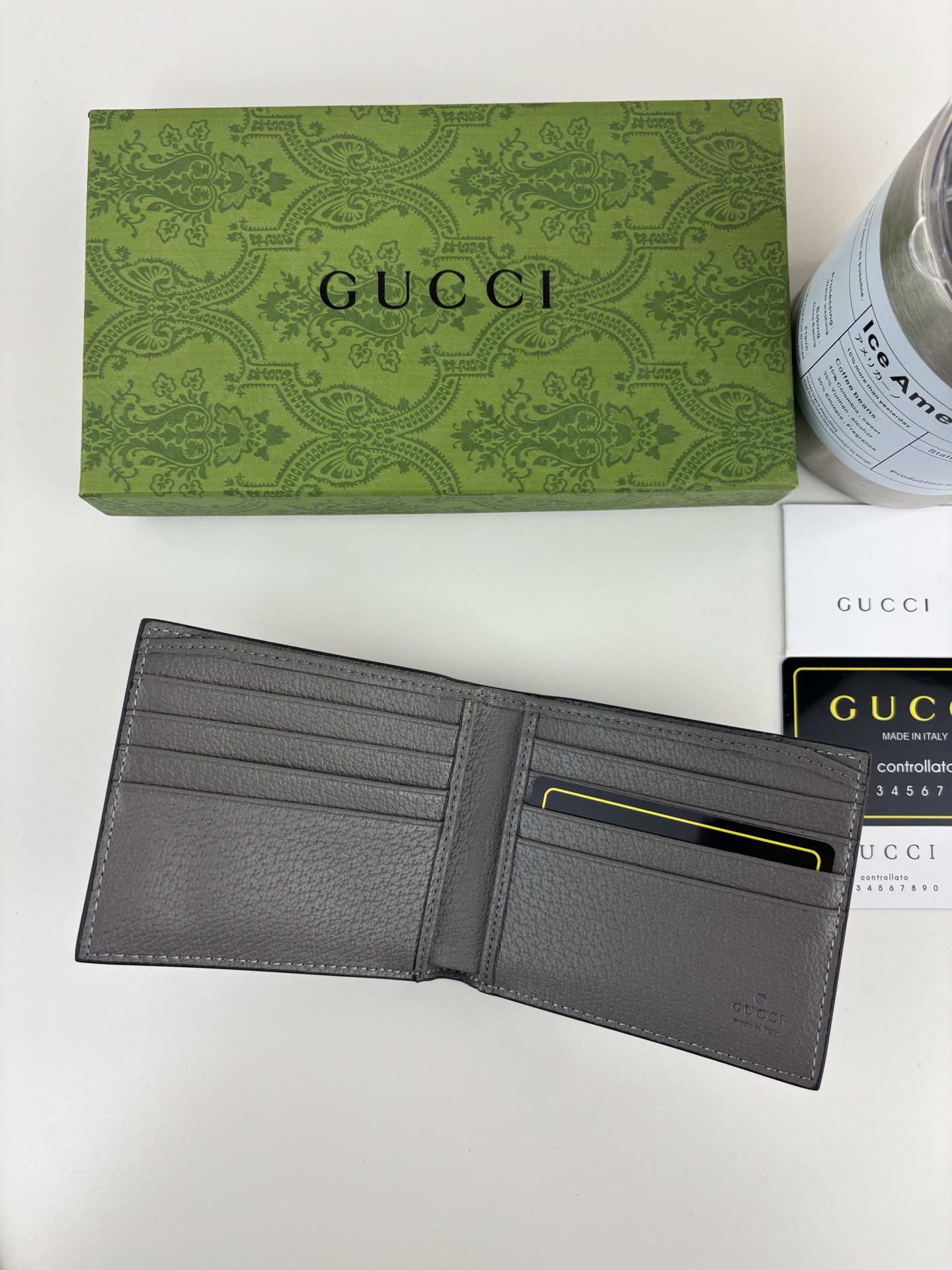 GUCCl 钱包，新推系列纤薄且小巧的小皮件焕新融蕴多种绚丽色彩，以充满对比美感的双色调设计令点缀于包身的GG标识风采尽
