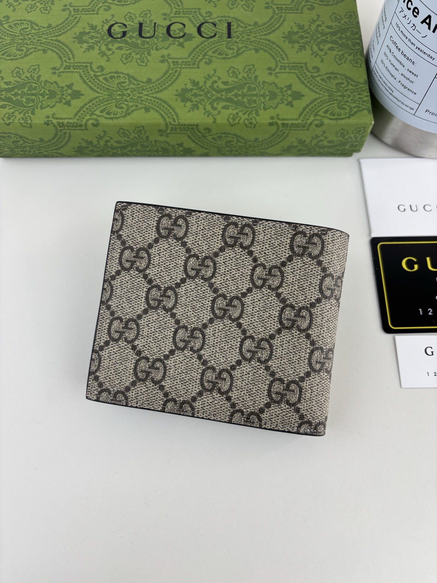 GUCCl 钱包，新推系列纤薄且小巧的小皮件焕新融蕴多种绚丽色彩，以充满对比美感的双色调设计令点缀于包身的GG标识风采尽