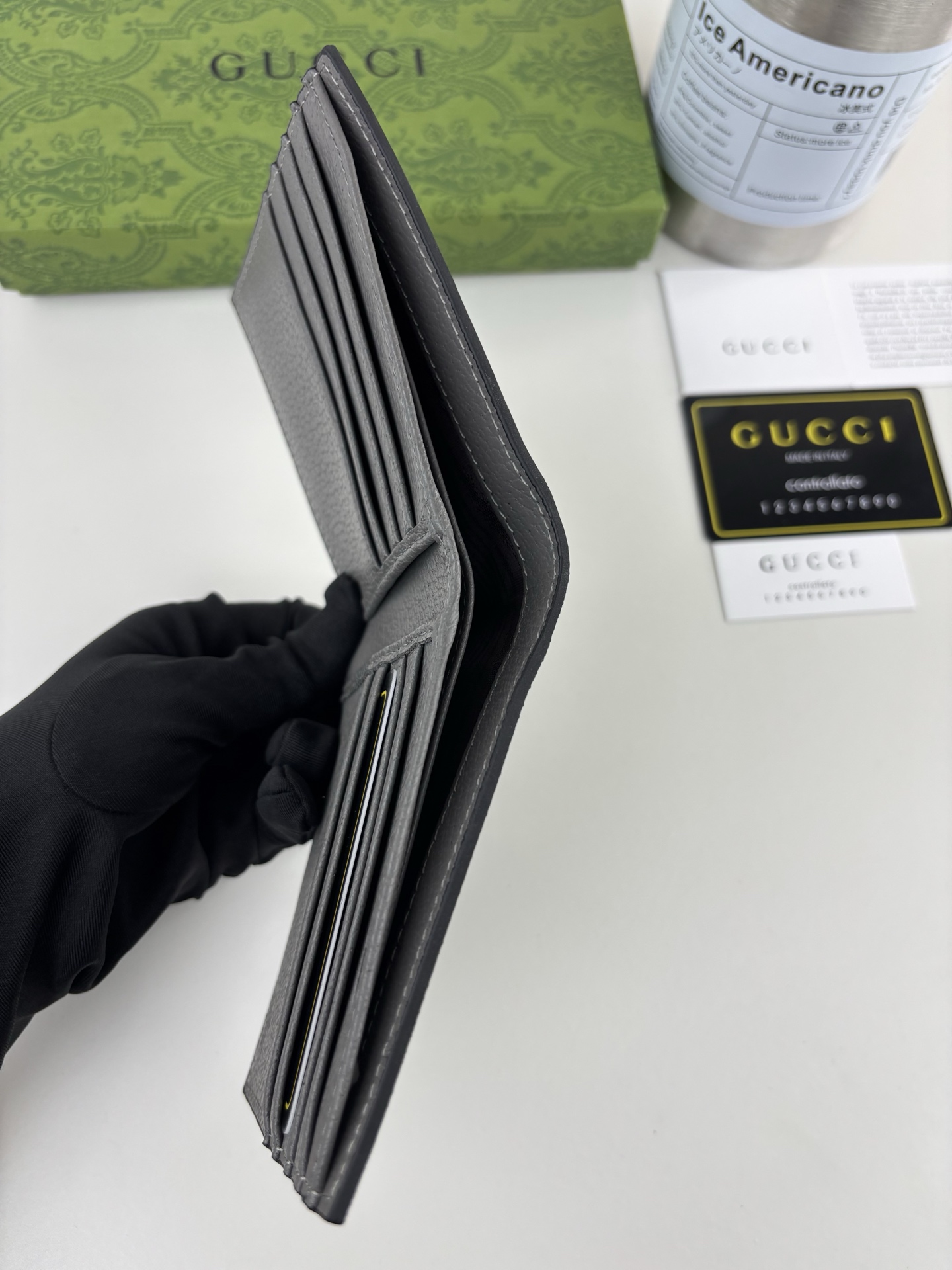 GUCCl 钱包，新推系列纤薄且小巧的小皮件焕新融蕴多种绚丽色彩，以充满对比美感的双色调设计令点缀于包身的GG标识风采尽