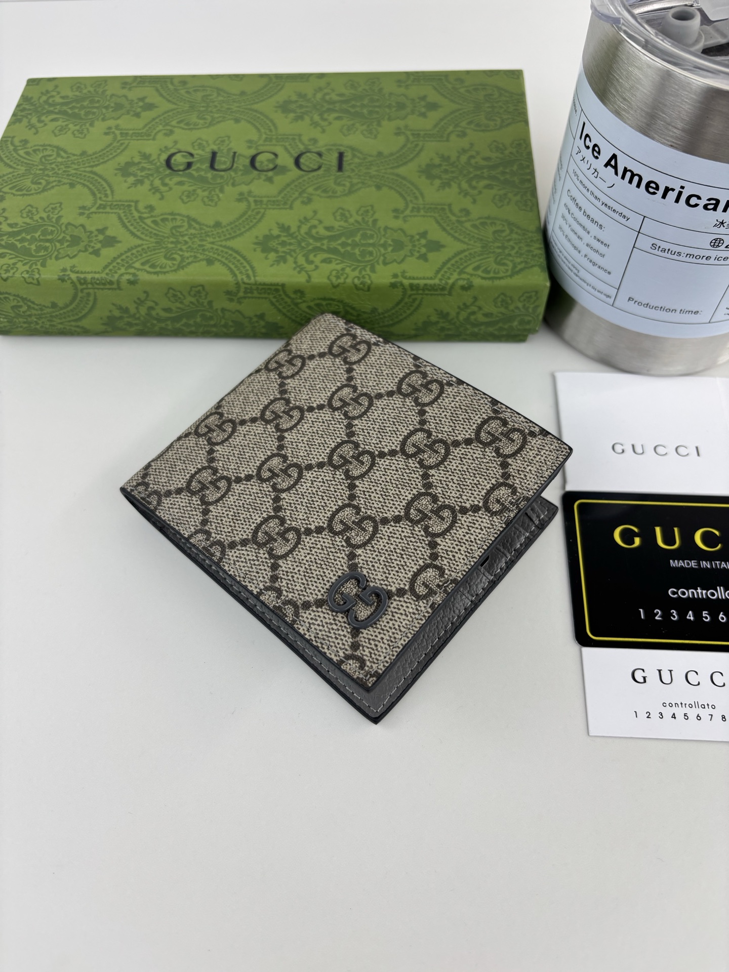 GUCCl 钱包，新推系列纤薄且小巧的小皮件焕新融蕴多种绚丽色彩，以充满对比美感的双色调设计令点缀于包身的GG标识风采尽