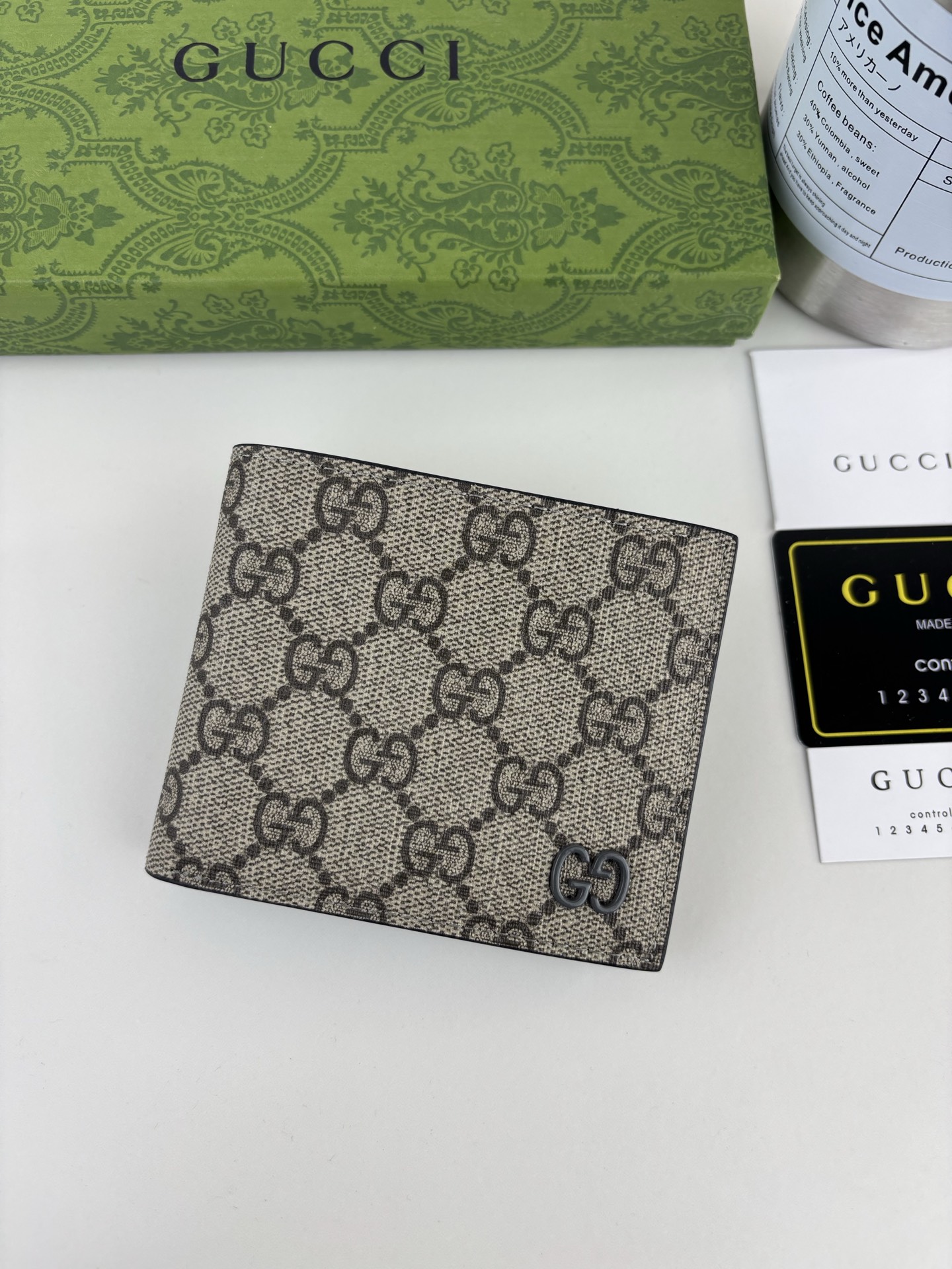 GUCCl 钱包，新推系列纤薄且小巧的小皮件焕新融蕴多种绚丽色彩，以充满对比美感的双色调设计令点缀于包身的GG标识风采尽