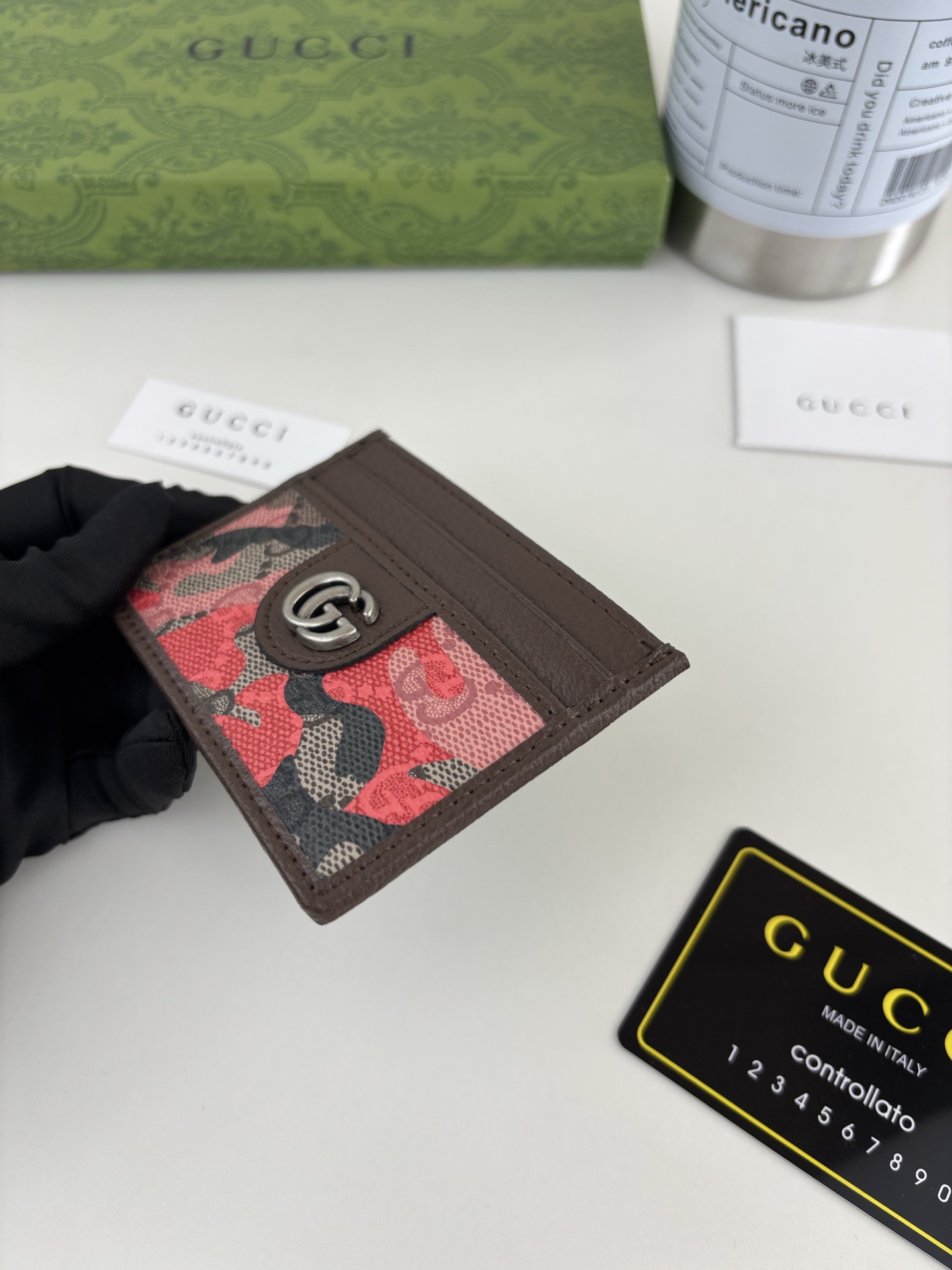GUCCl生动迷彩结合别致配色，焕新演绎经典GG图案。这款卡片夹以大理石纹GG字母图案涂层织物打造，匠心融蕴双G细节。 