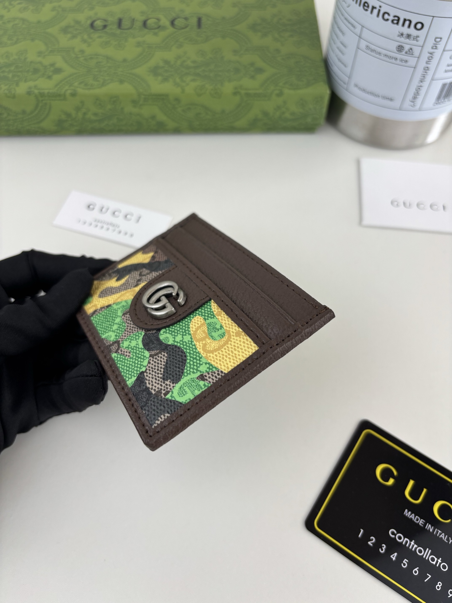 GUCCl生动迷彩结合别致配色，焕新演绎经典GG图案。这款卡片夹以大理石纹GG字母图案涂层织物打造，匠心融蕴双G细节。 