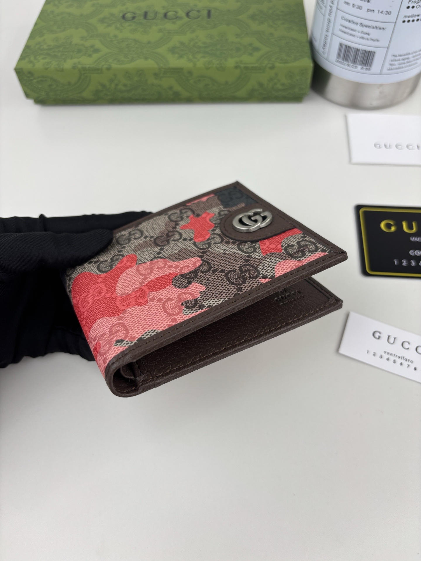 GUCCl生动迷彩结合别致配色，焕新演绎经典GG图案。这款双折包以大理石纹GG字母图案涂层织物打造，匠心融蕴双G细节。 