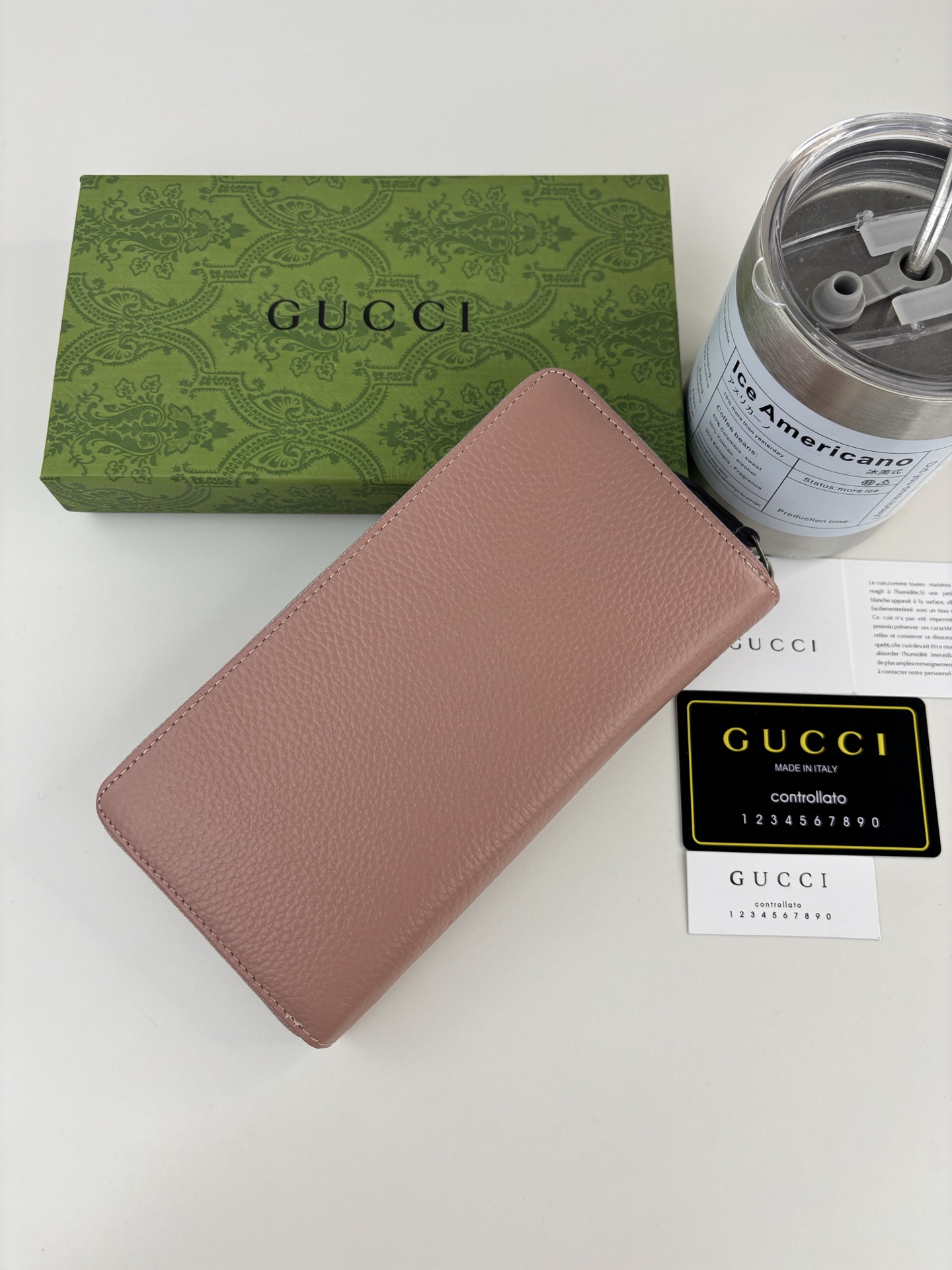 GUCCl新款长拉链钱包 Emblem系列超柔软荔纹 粉色皮，搭配上双G五金。时尚有精致。 款号:   尺寸:  19c
