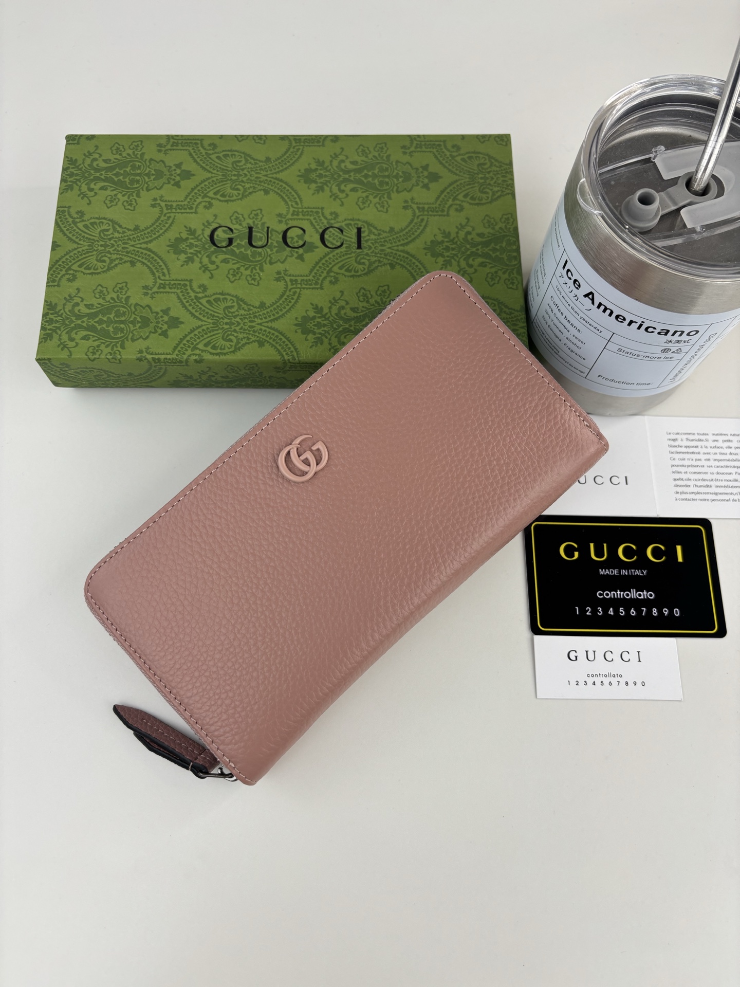 GUCCl新款长拉链钱包 Emblem系列超柔软荔纹 粉色皮，搭配上双G五金。时尚有精致。 款号:   尺寸:  19c