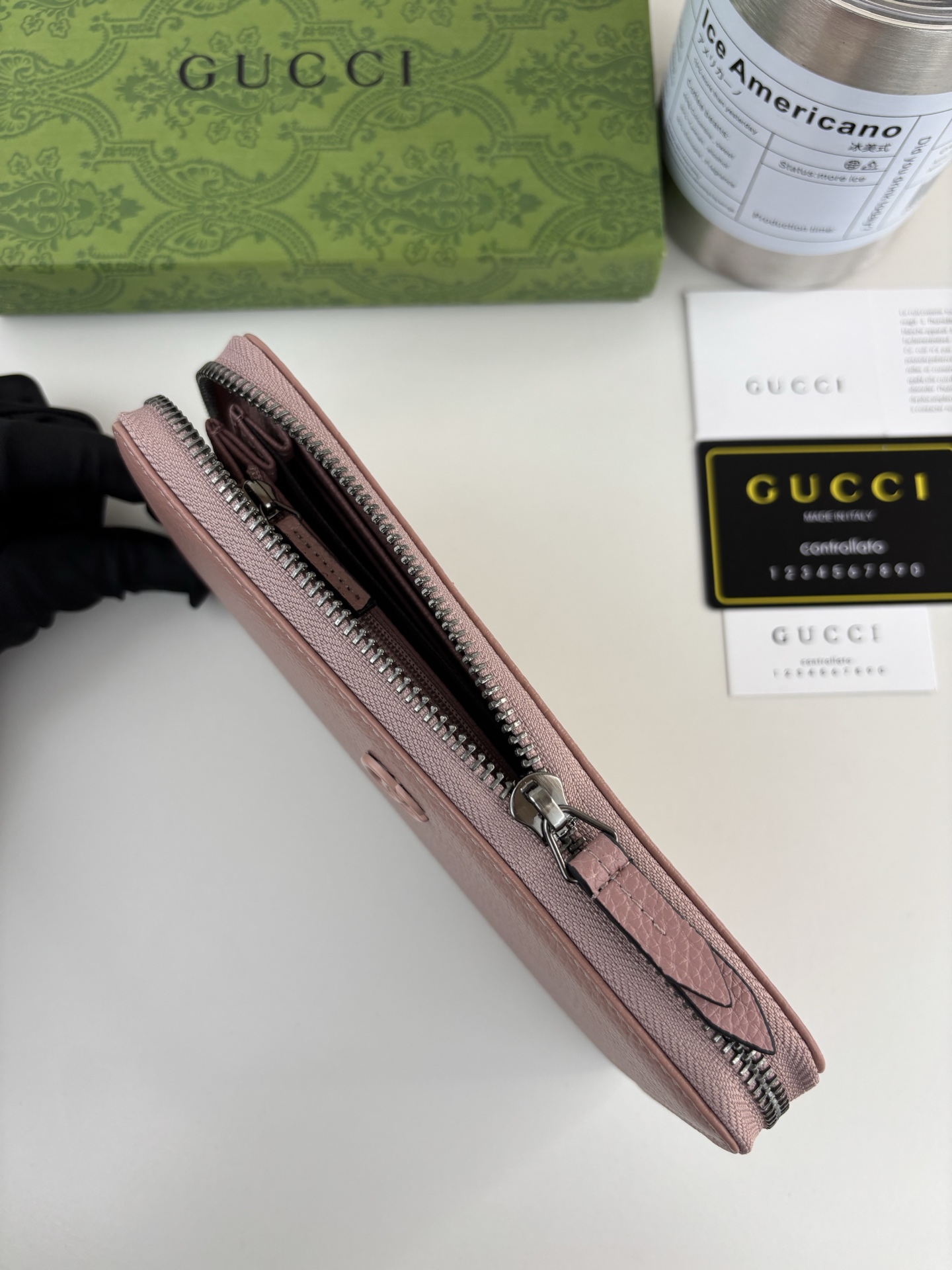 GUCCl新款长拉链钱包 Emblem系列超柔软荔纹 粉色皮，搭配上双G五金。时尚有精致。 款号:   尺寸:  19c