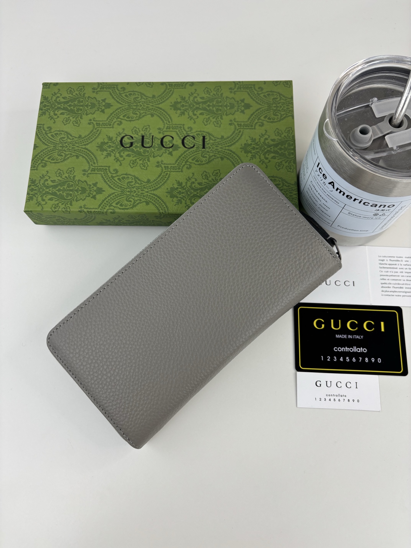 GUCCl新款长拉链钱包 Emblem系列超柔软荔纹 灰色皮，搭配上双G五金。时尚有精致。 款号:   尺寸:  19c