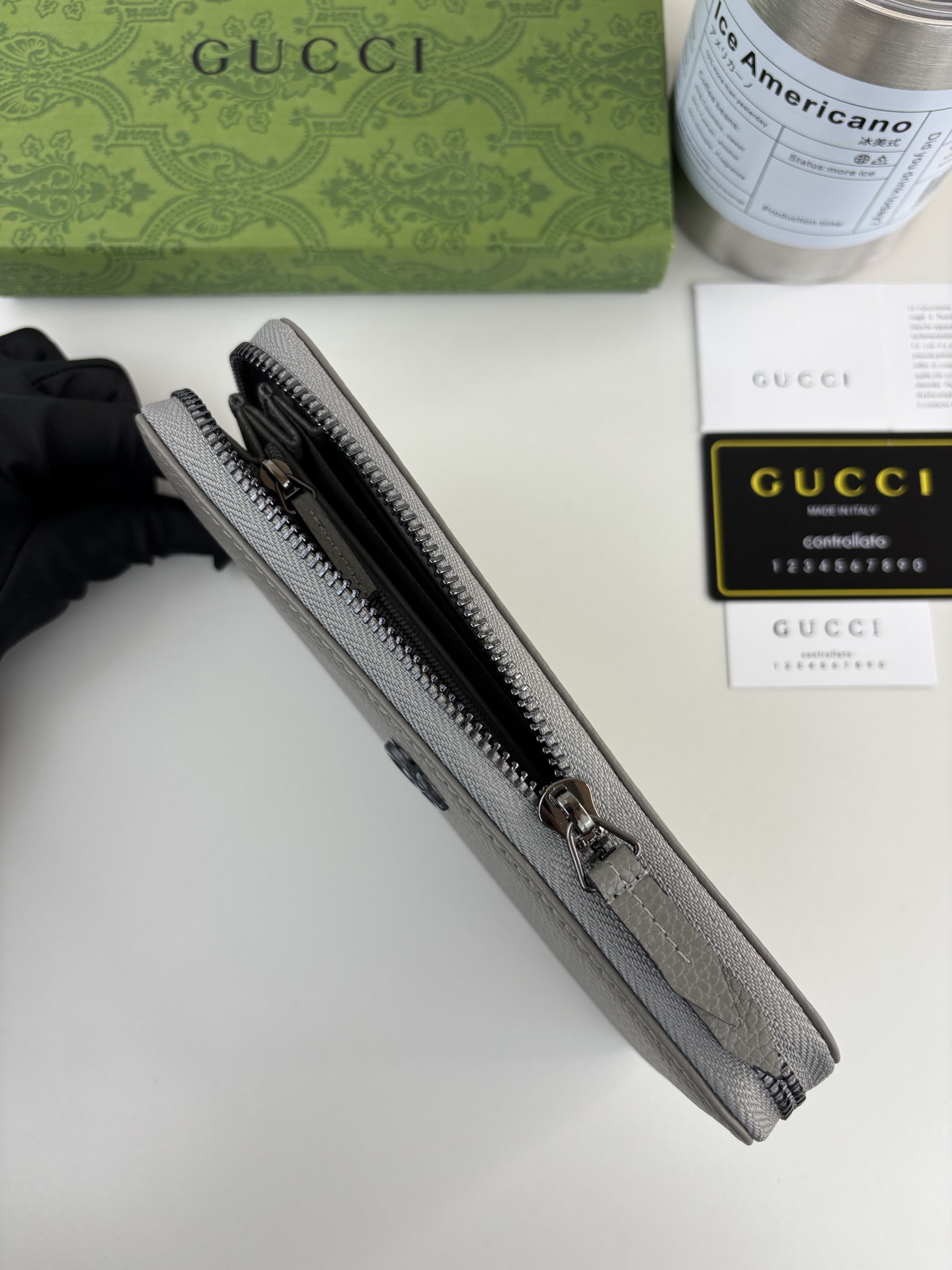 GUCCl新款长拉链钱包 Emblem系列超柔软荔纹 灰色皮，搭配上双G五金。时尚有精致。 款号:   尺寸:  19c