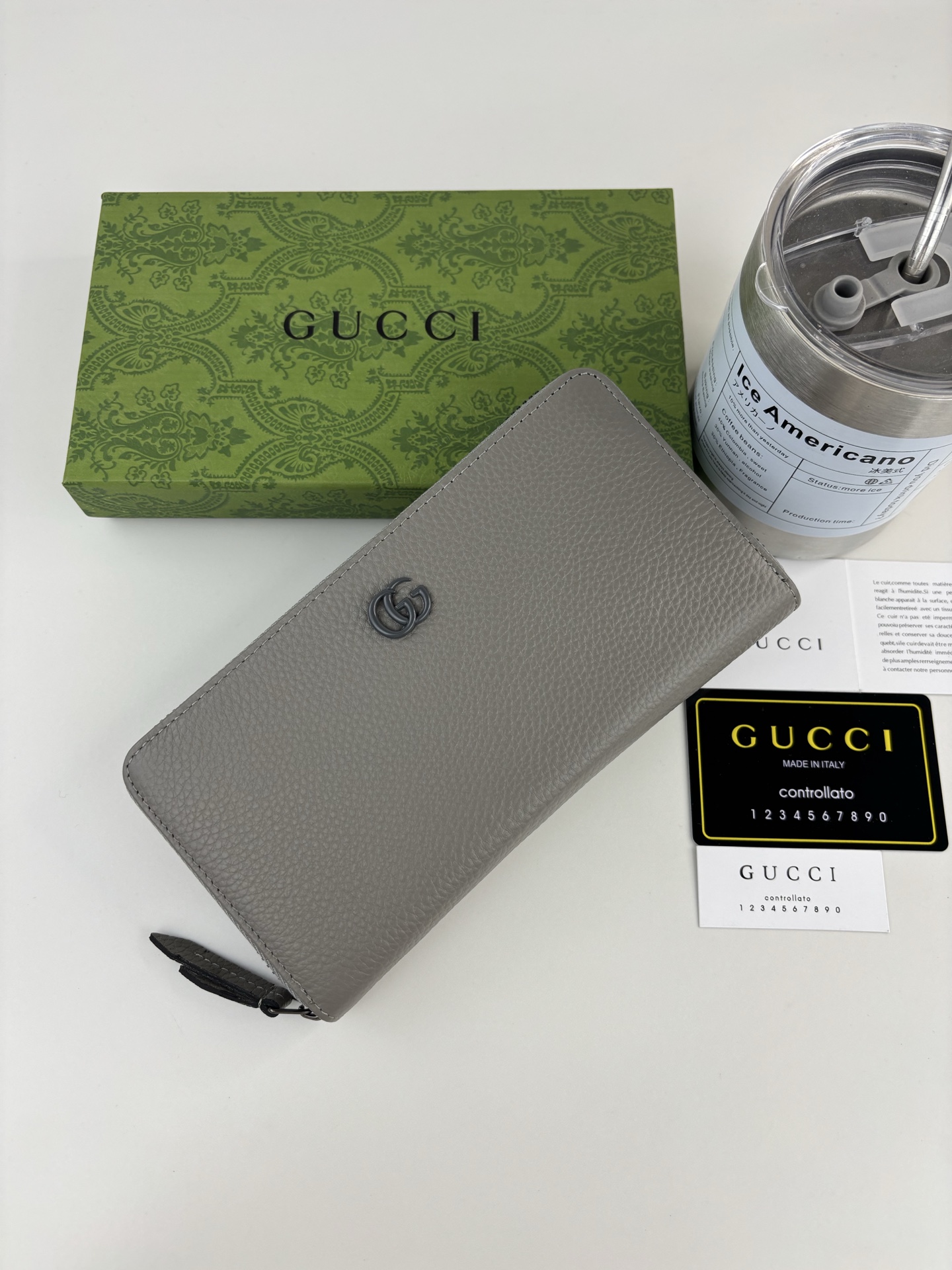 GUCCl新款长拉链钱包 Emblem系列超柔软荔纹 灰色皮，搭配上双G五金。时尚有精致。 款号:   尺寸:  19c