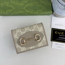 GUCCl 全新推出这款由GG Supreme高级人造帆布和卡其皮革材质制成的Gucci,1955马衔扣卡包该系列采用与 GUCCl 全新推出这款由GG Supreme高级人造帆布和卡其皮革材质制成的Gucci,1955马衔扣卡包该系列采用与