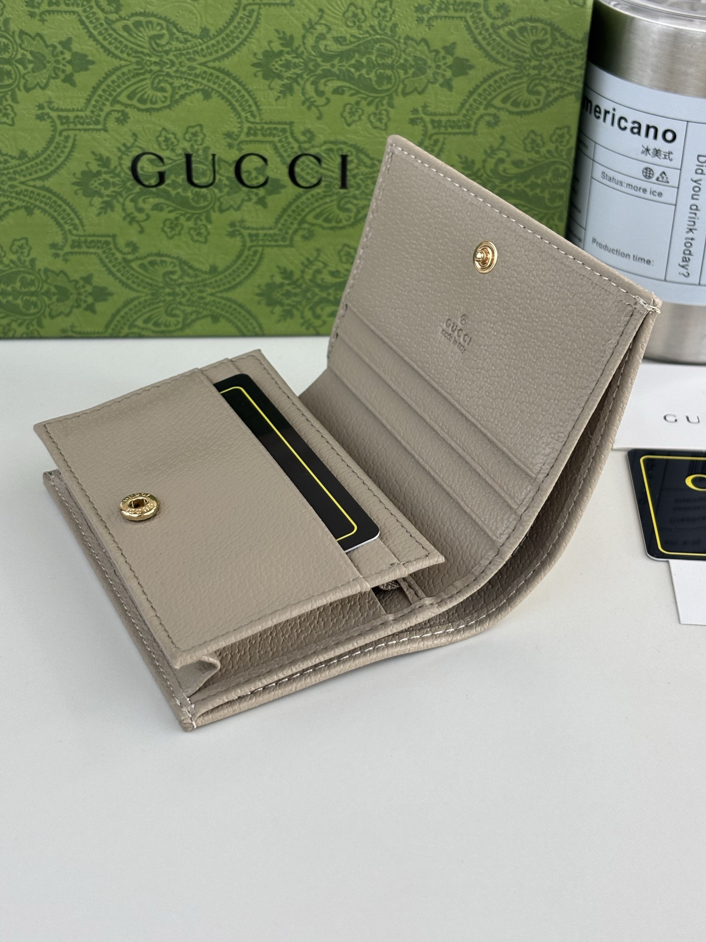 GUCCl 全新推出这款由GG Supreme高级人造帆布和卡其皮革材质制成的Gucci,1955马衔扣卡包该系列采用与 GUCCl 全新推出这款由GG Supreme高级人造帆布和卡其皮革材质制成的Gucci,1955马衔扣卡包该系列采用与