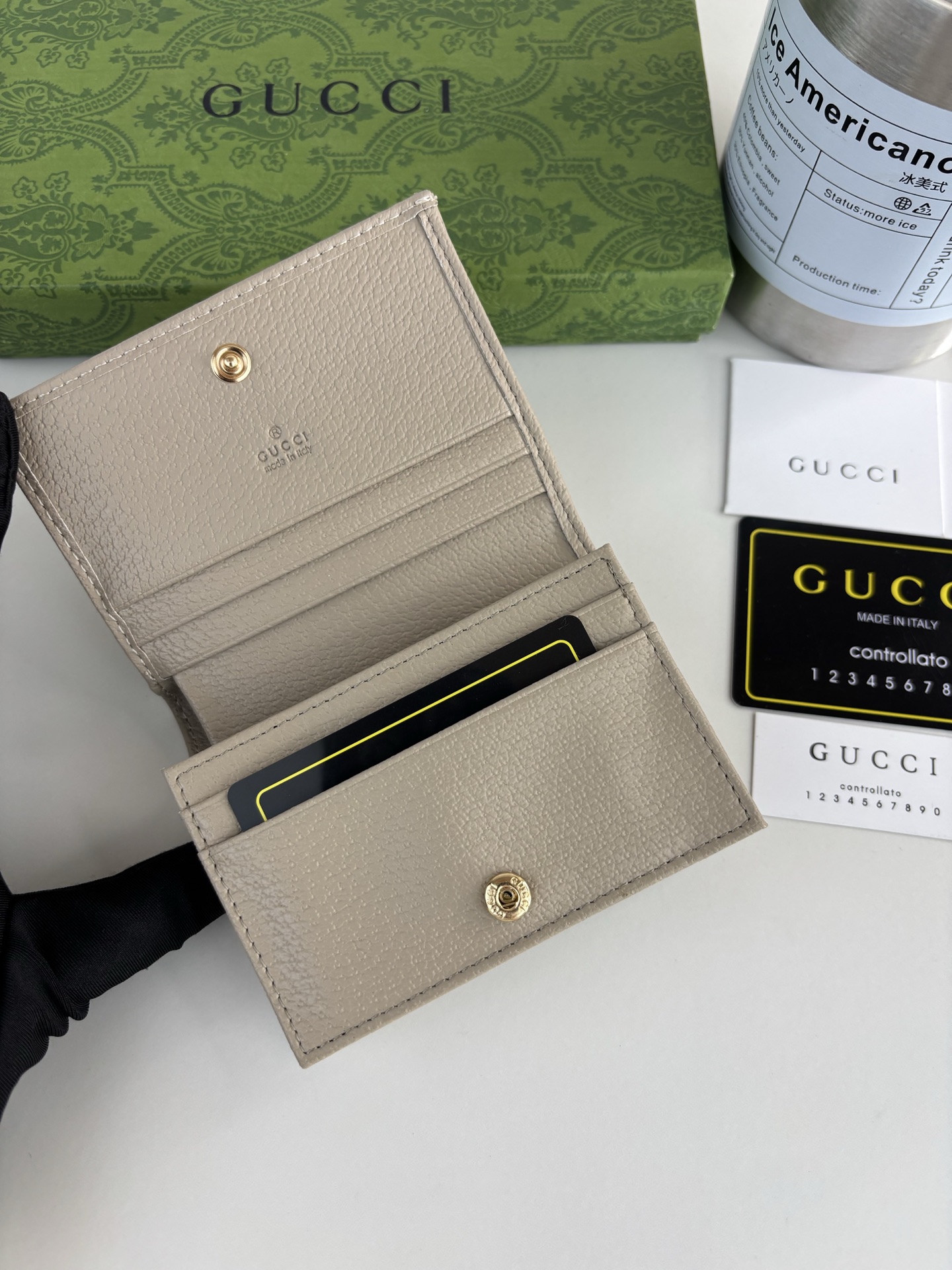 GUCCl 全新推出这款由GG Supreme高级人造帆布和卡其皮革材质制成的Gucci,1955马衔扣卡包该系列采用与 GUCCl 全新推出这款由GG Supreme高级人造帆布和卡其皮革材质制成的Gucci,1955马衔扣卡包该系列采用与