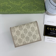 GUCCl 全新推出这款由GG Supreme高级人造帆布和卡其皮革材质制成的Gucci,1955马衔扣卡包该系列采用与 GUCCl 全新推出这款由GG Supreme高级人造帆布和卡其皮革材质制成的Gucci,1955马衔扣卡包该系列采用与