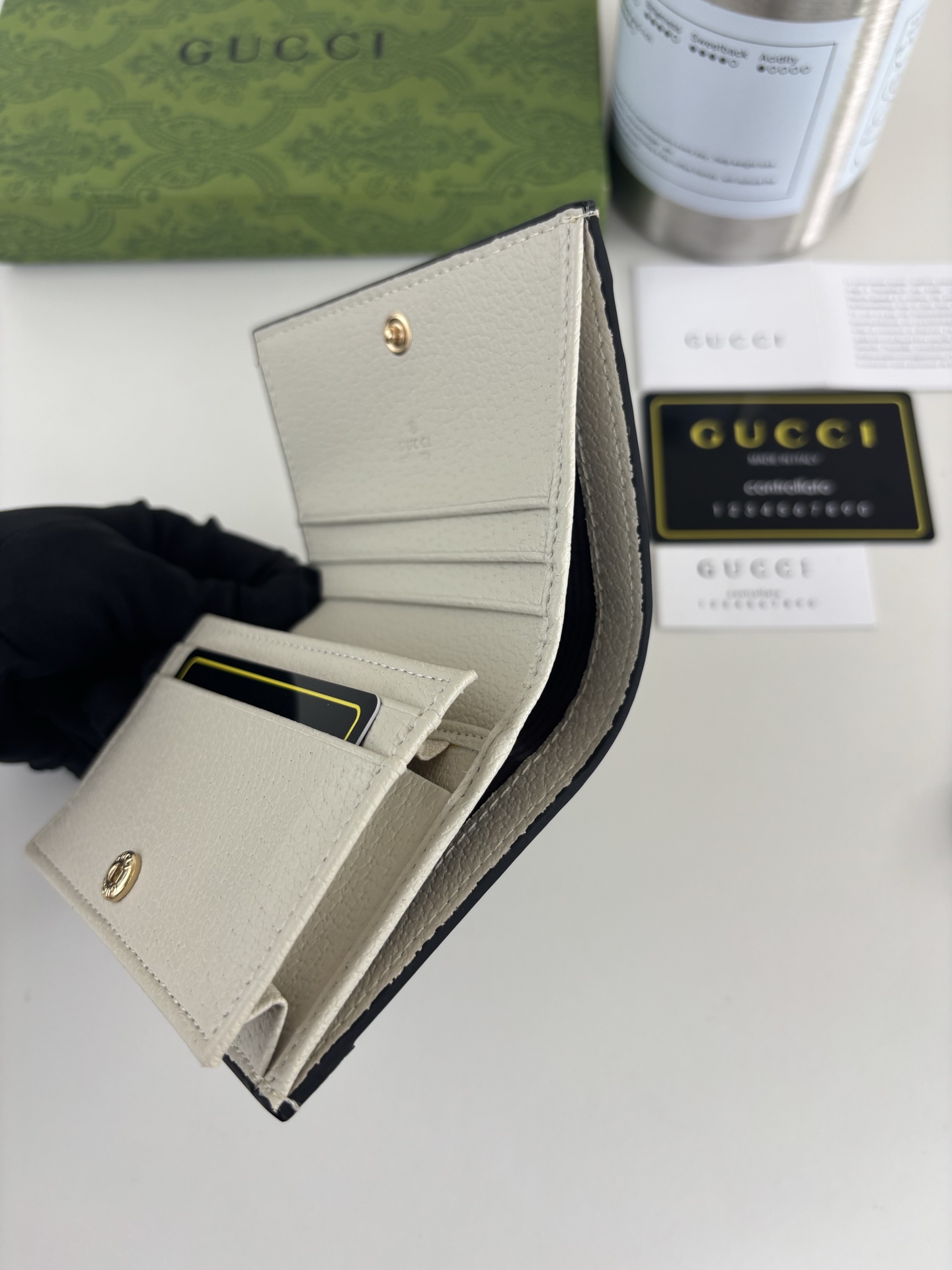 GUCCl 官网同步新款！Ophidia系列～短款卡包/钱夹，采用GG Supreme高级PVC面料搭配以标志性双G 五