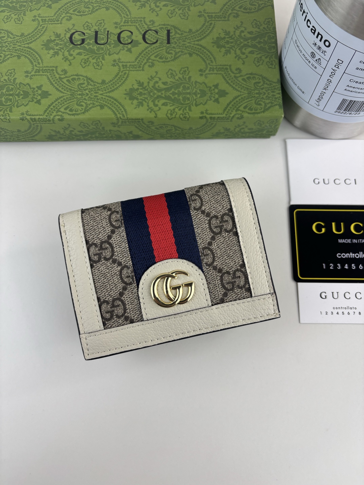 GUCCl 官网同步新款！Ophidia系列～短款卡包/钱夹，采用GG Supreme高级PVC面料搭配以标志性双G 五