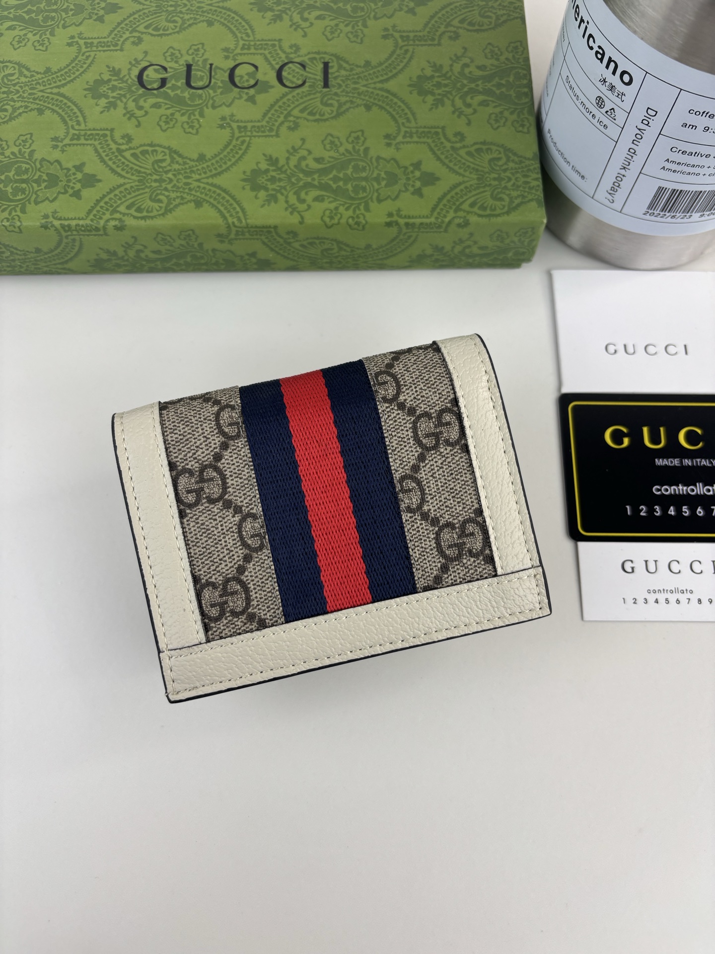 GUCCl 官网同步新款！Ophidia系列～短款卡包/钱夹，采用GG Supreme高级PVC面料搭配以标志性双G 五