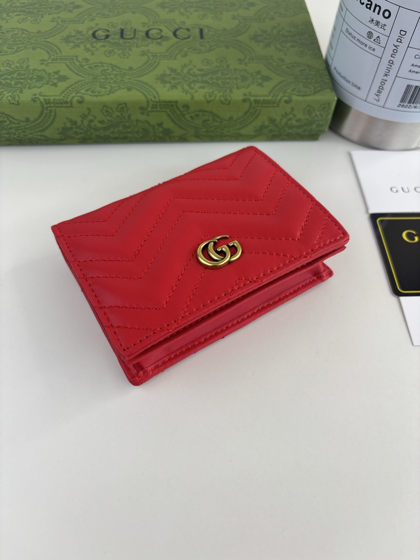 GUCCl 最新～GG Marmont 卡片夹人形纹绗缝，背面配以 GG 标志形纹，古铜五金配饰 款号： 尺寸:  11