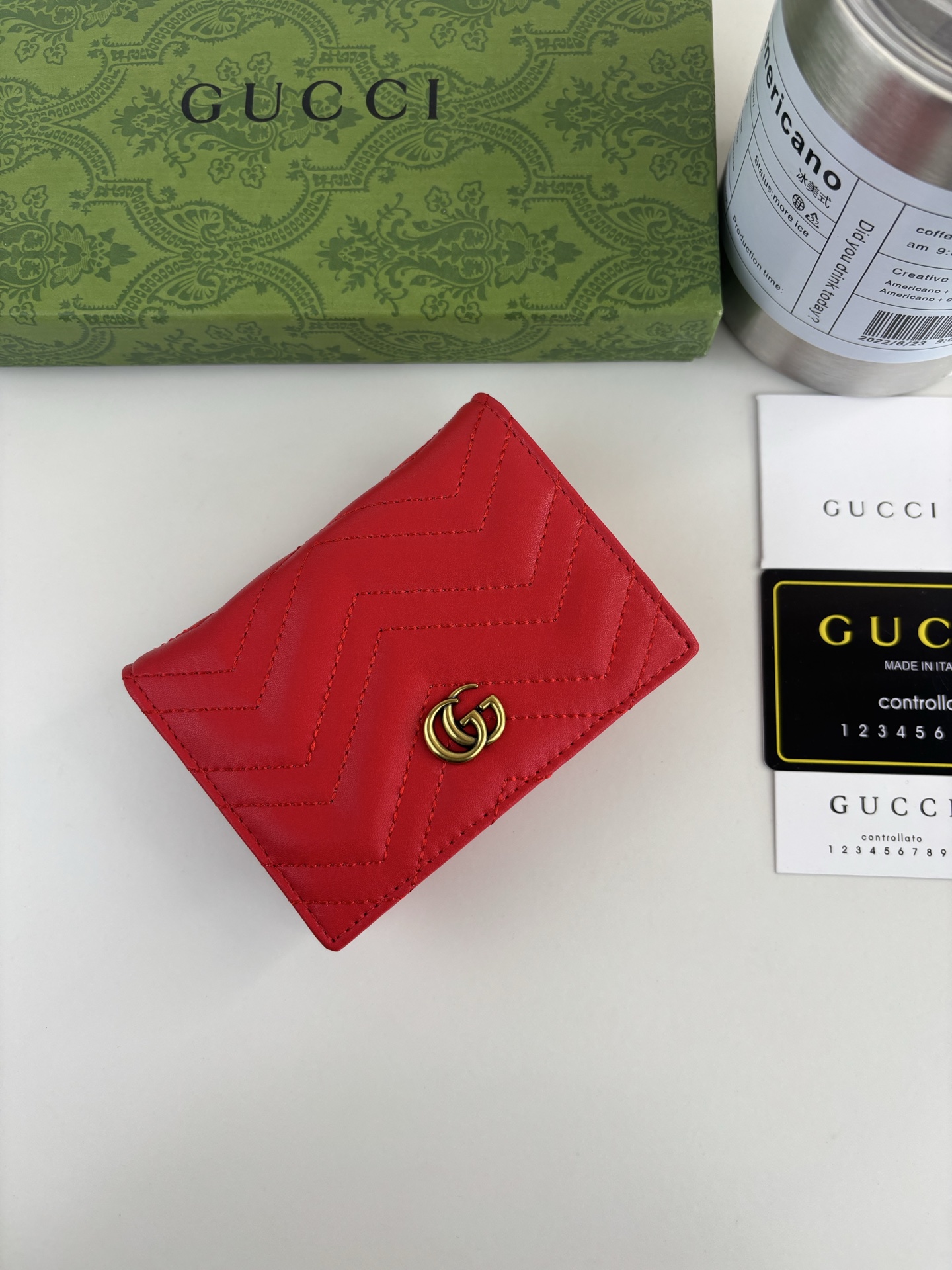 GUCCl 最新～GG Marmont 卡片夹人形纹绗缝，背面配以 GG 标志形纹，古铜五金配饰 款号： 尺寸:  11