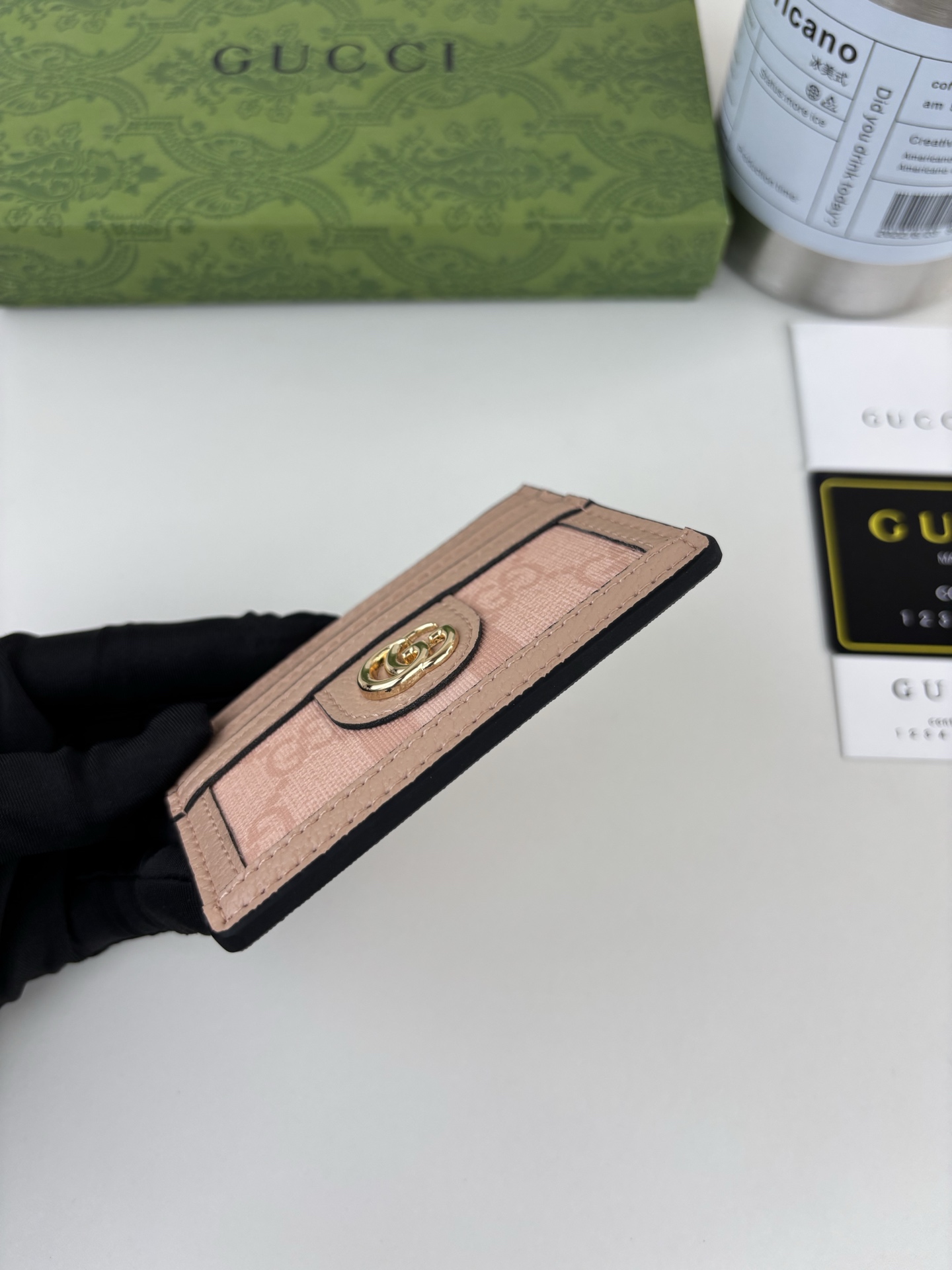 GUCCl官网同步新款 Ophidia系列～小卡包,采用GGSupreme高级PVC面料配以标志性双G 五金唛头，经典著