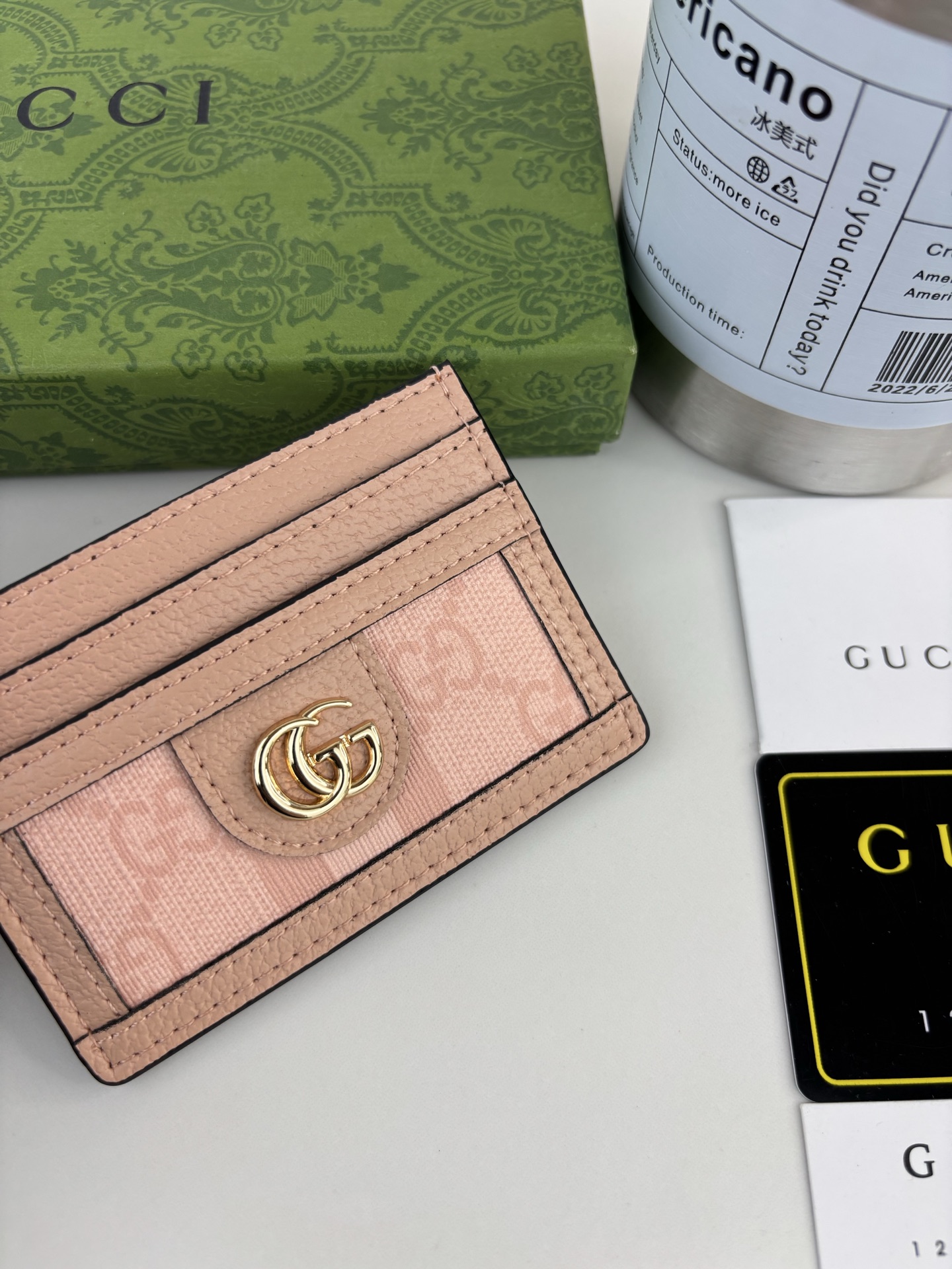 GUCCl官网同步新款 Ophidia系列～小卡包,采用GGSupreme高级PVC面料配以标志性双G 五金唛头，经典著