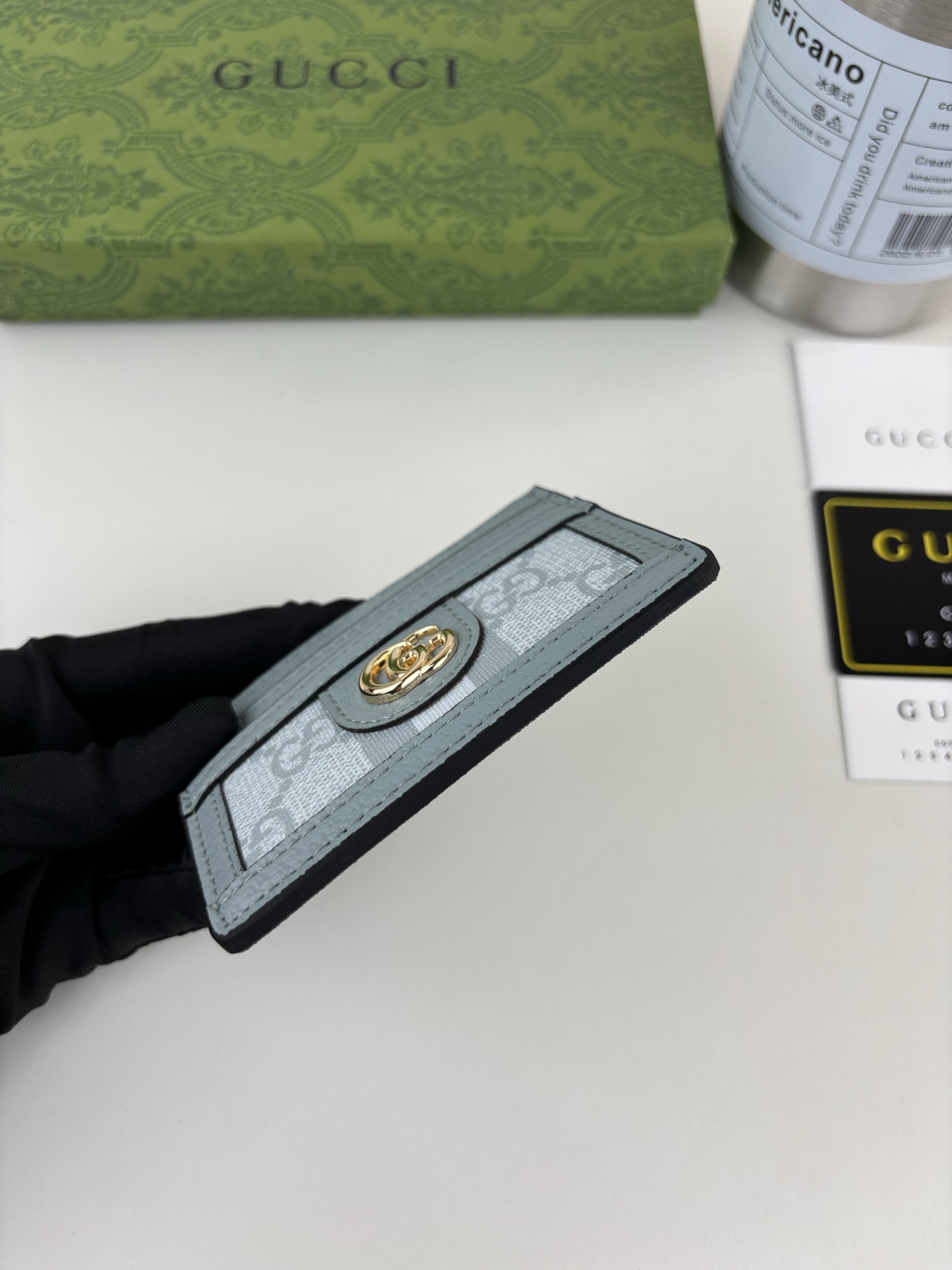 GUCCl官网同步新款 Ophidia系列～小卡包,采用GGSupreme高级PVC面料配以标志性双G 五金唛头，经典著