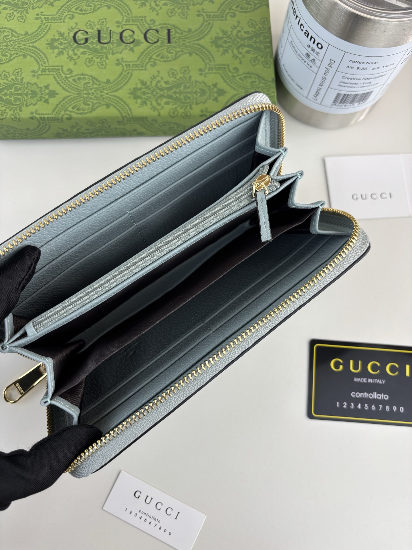GUCCl官网同步新款 Ophidia系列～拉链长夹,采用GGSupreme高级PVC面料配以标志性双G 五金唛头，经典