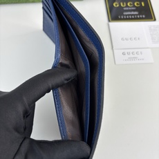 GUCCl 钱包,新推系列纤薄且小巧的小皮件焕新融蕴多种绚丽色彩,以充满对比美感的双色调设计令点缀于包身的GG标识风采尽 GUCCl 钱包,新推系列纤薄且小巧的小皮件焕新融蕴多种绚丽色彩,以充满对比美感的双色调设计令点缀于包身的GG标识风采尽