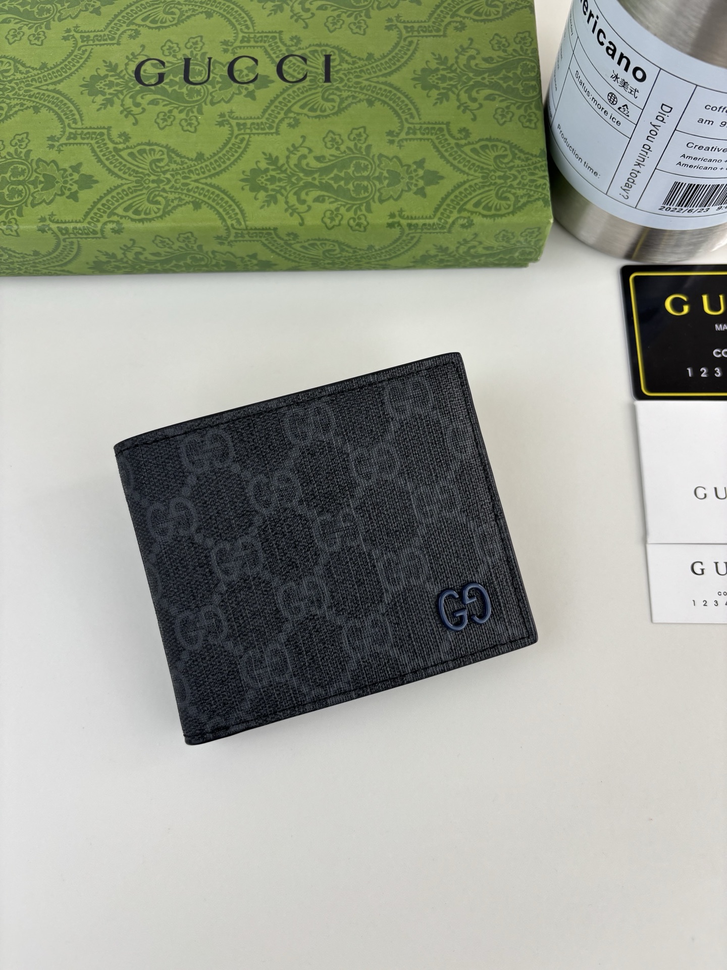 GUCCl 钱包，新推系列纤薄且小巧的小皮件焕新融蕴多种绚丽色彩，以充满对比美感的双色调设计令点缀于包身的GG标识风采尽