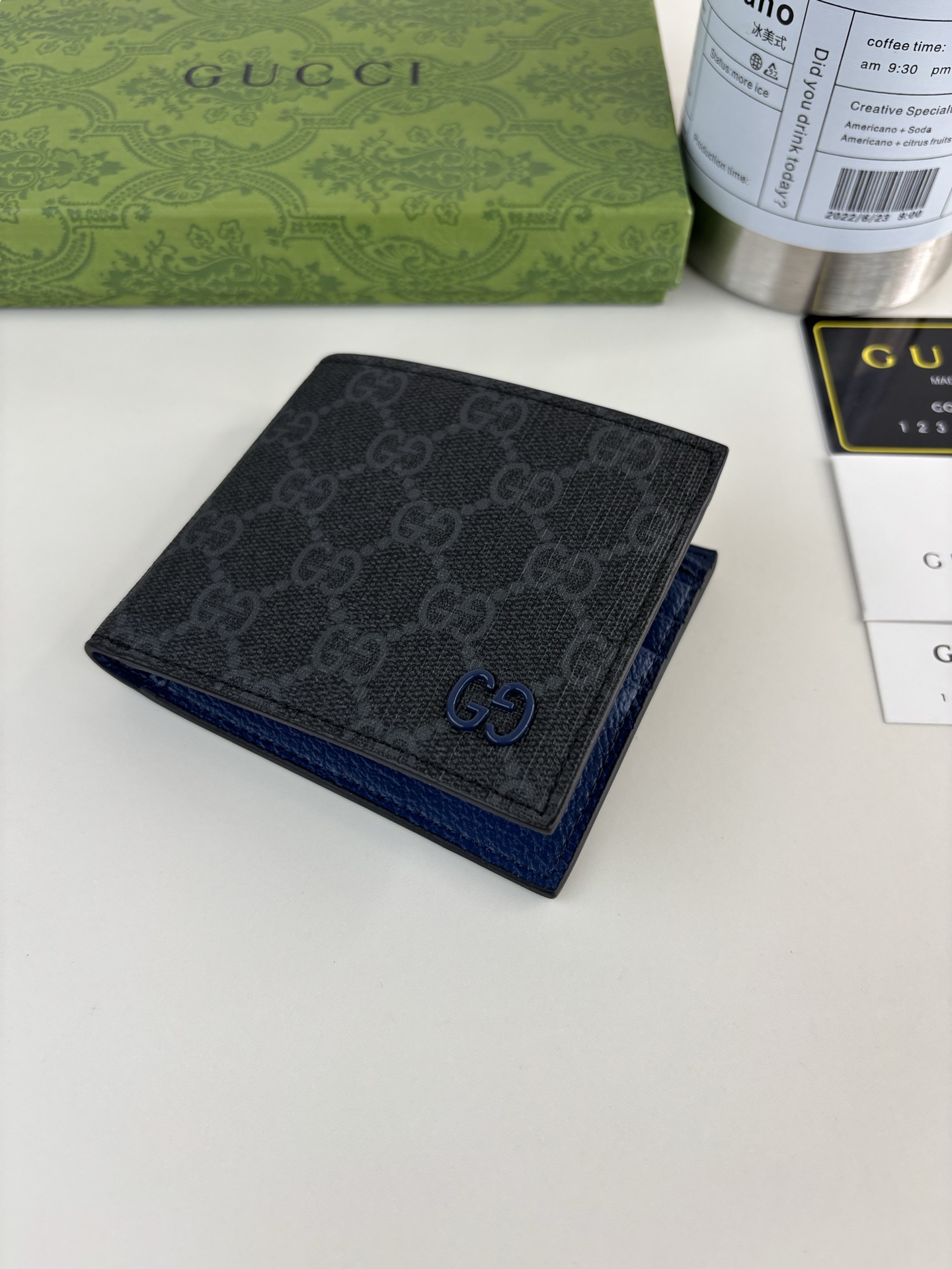 GUCCl 钱包,新推系列纤薄且小巧的小皮件焕新融蕴多种绚丽色彩,以充满对比美感的双色调设计令点缀于包身的GG标识风采尽 GUCCl 钱包,新推系列纤薄且小巧的小皮件焕新融蕴多种绚丽色彩,以充满对比美感的双色调设计令点缀于包身的GG标识风采尽