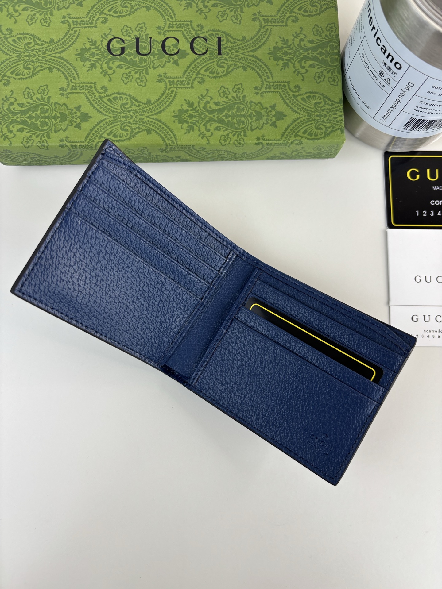 GUCCl 钱包,新推系列纤薄且小巧的小皮件焕新融蕴多种绚丽色彩,以充满对比美感的双色调设计令点缀于包身的GG标识风采尽 GUCCl 钱包,新推系列纤薄且小巧的小皮件焕新融蕴多种绚丽色彩,以充满对比美感的双色调设计令点缀于包身的GG标识风采尽